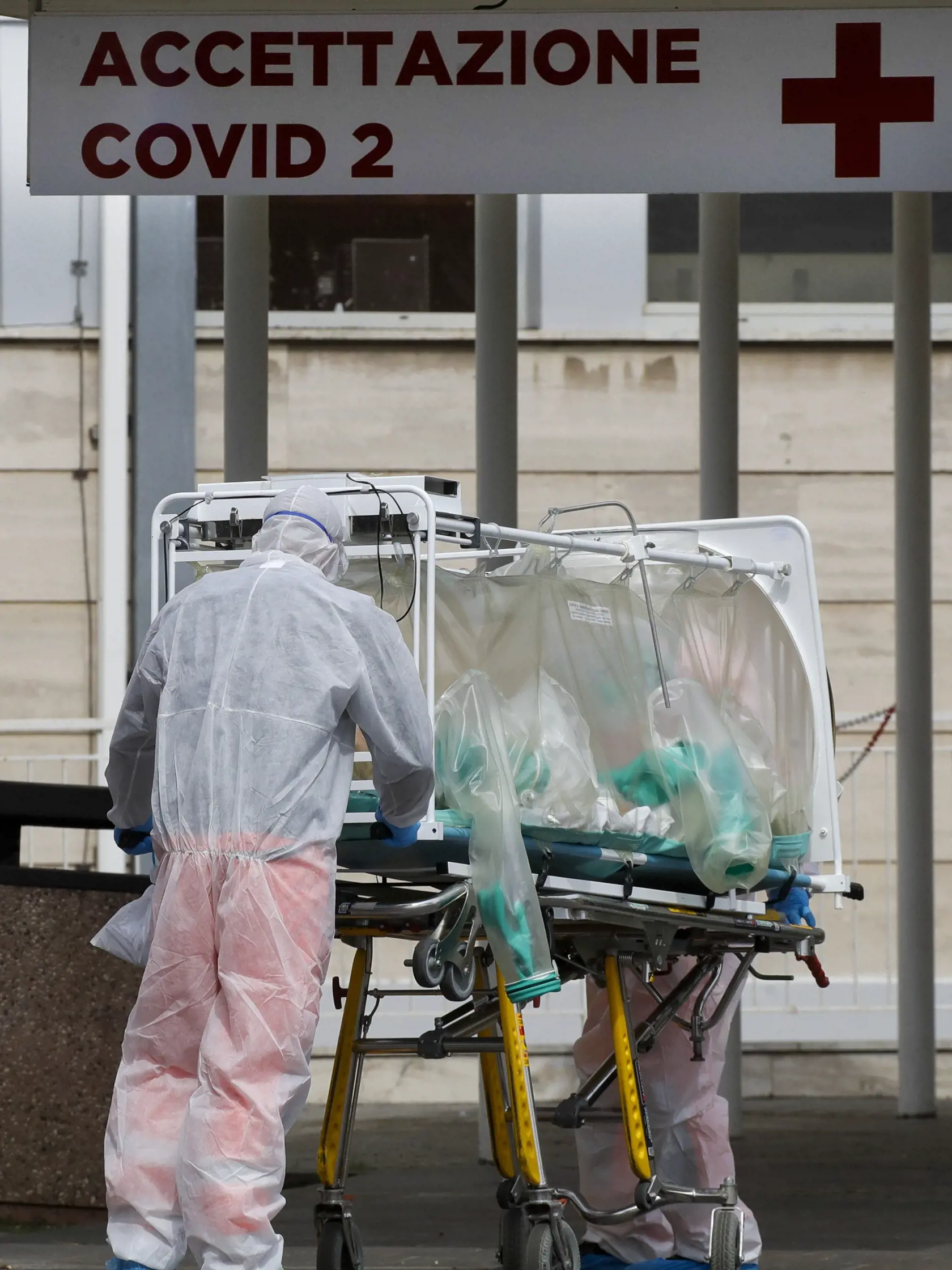 EBE 19 Rím - Na snímke pacientku s podozrením na nákazu koronavírusom prevážajú v špeciálnej ochrannej jednotke z ambulancie do nemocnice Columbus Covid 2 v Ríme 17. marca 2020.  FOTO TASR/AP
A patient in a biocontainment unit is carried on a stretcher from an ambulance arrived at the Columbus Covid 2 Hospital in Rome, Tuesday, March 17, 2020.  For most people, the new coronavirus causes only mild or moderate symptoms. For some it can cause more severe illness, especially in older adults and peo