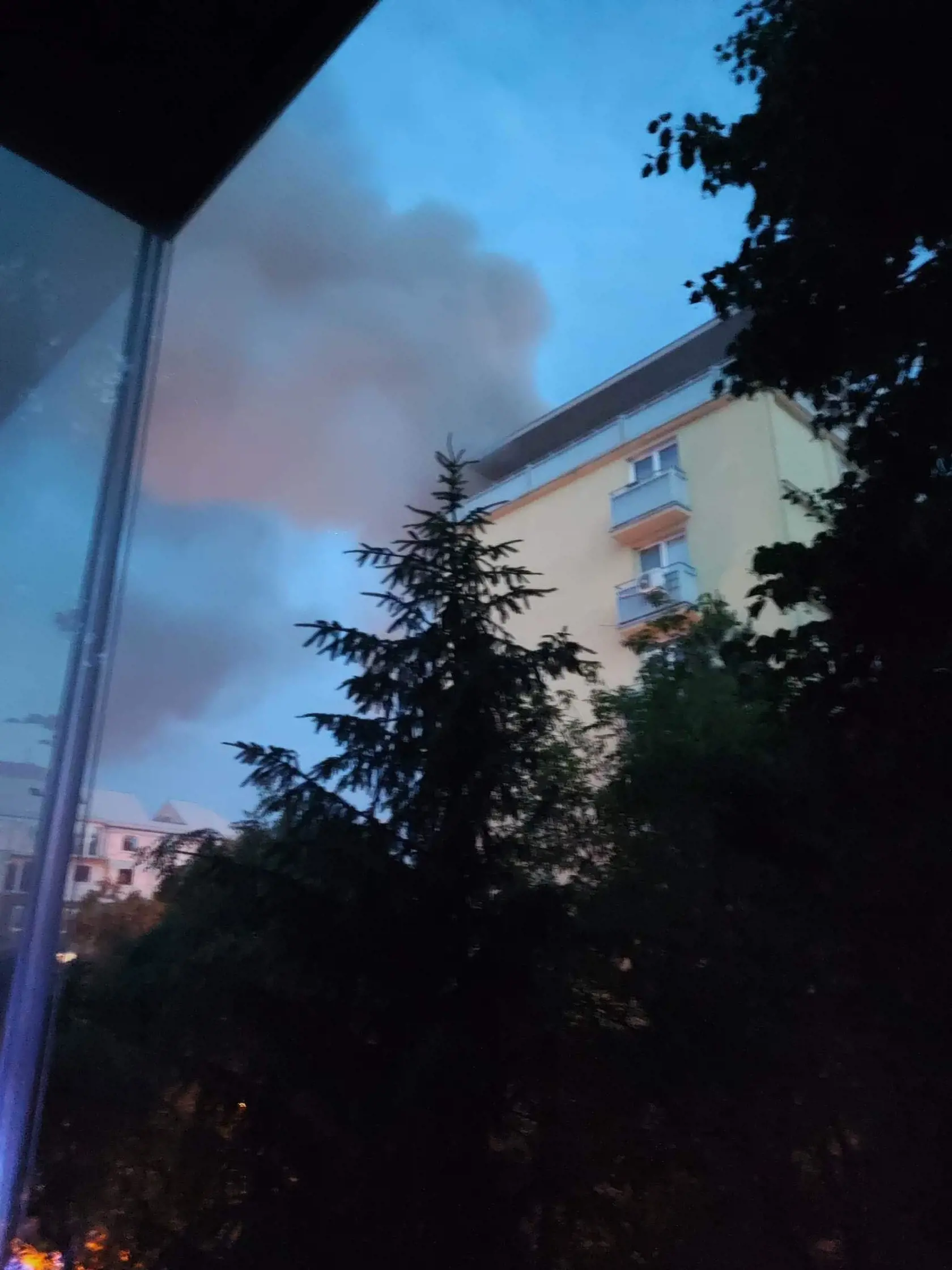 Ranné zábery na požiar z balkónu bytu susednej bytovky.