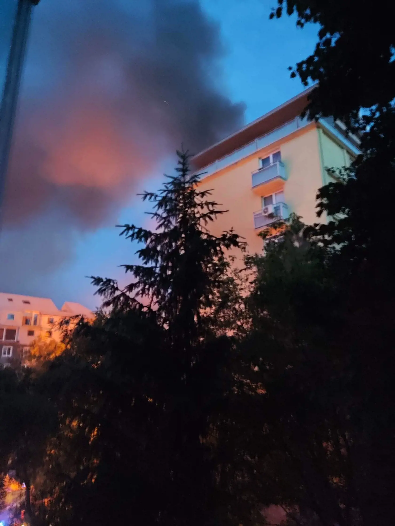 Ranné zábery na požiar z balkónu bytu susednej bytovky.