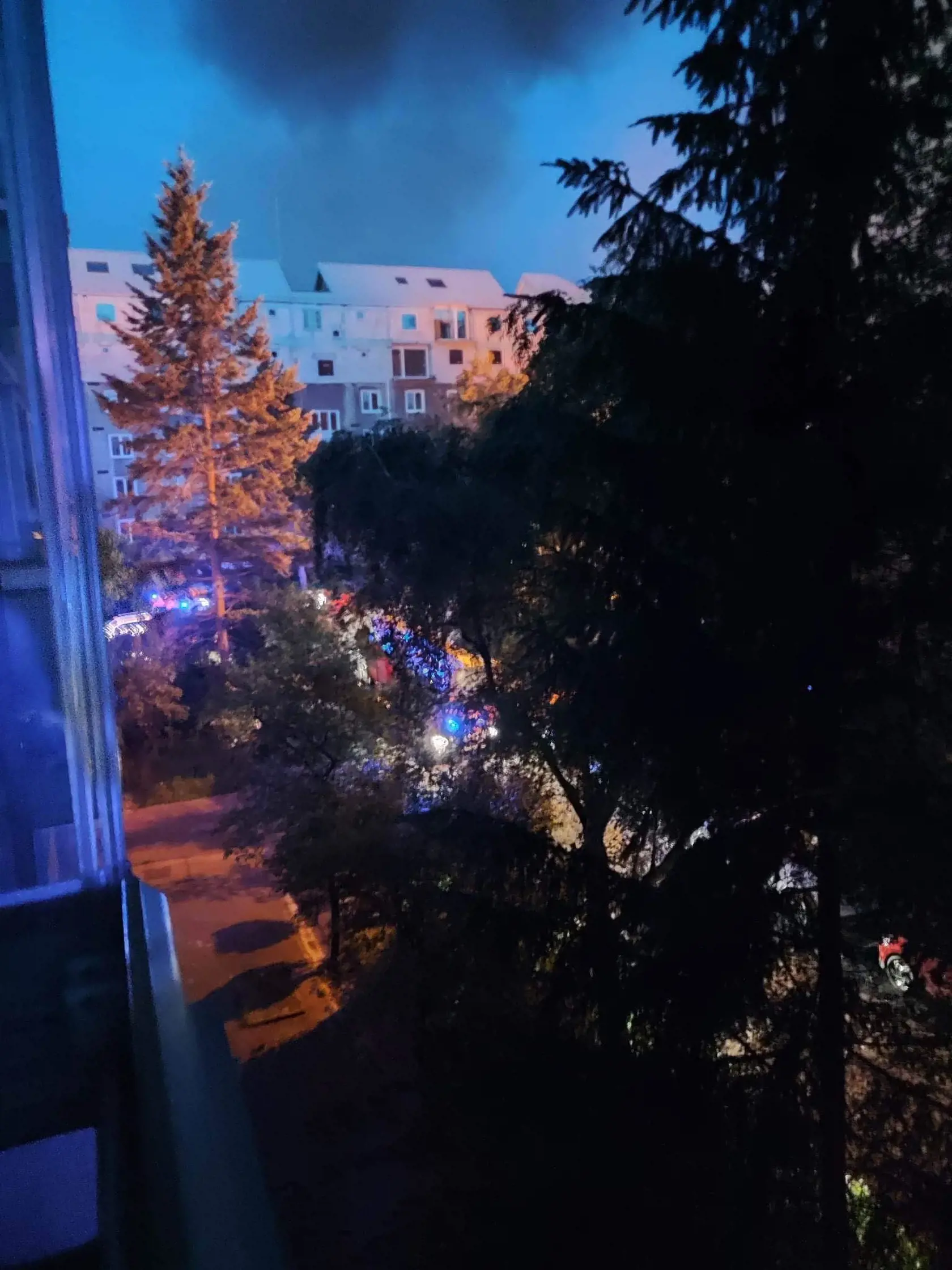 Ranné zábery na požiar z balkónu bytu susednej bytovky.