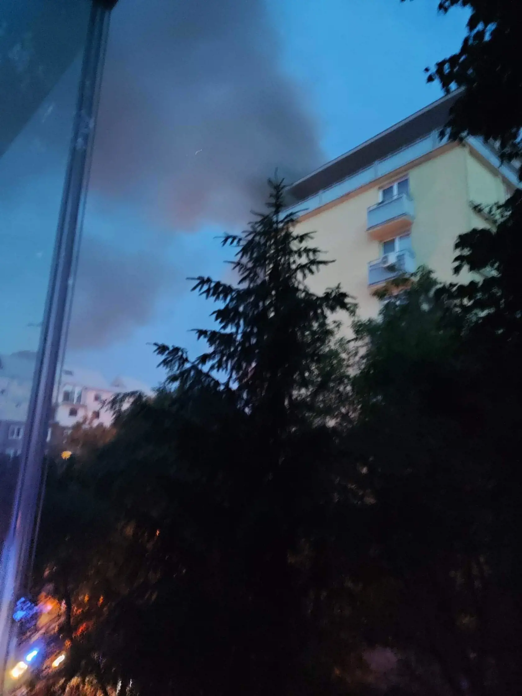 Ranné zábery na požiar z balkónu bytu susednej bytovky.
