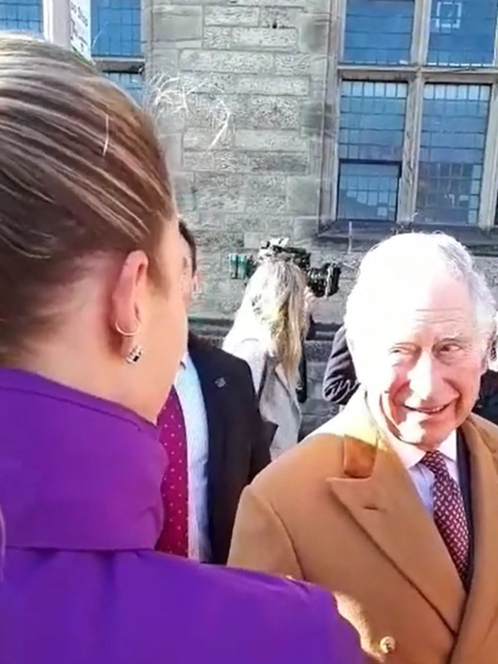 Na snímke však zaujme predovšetkým nezvyčajné gesto Tabák, ktorá v návale emócií a radosti potľapká princa po pleci. „Ako sme sa tak rozprávali, chcela som ho len tak priateľsky chytiť za rameno. Toto si všimol aj bodyguard, ktorý bol hneď v strehu,“ opisuje scénu poslankyňa.