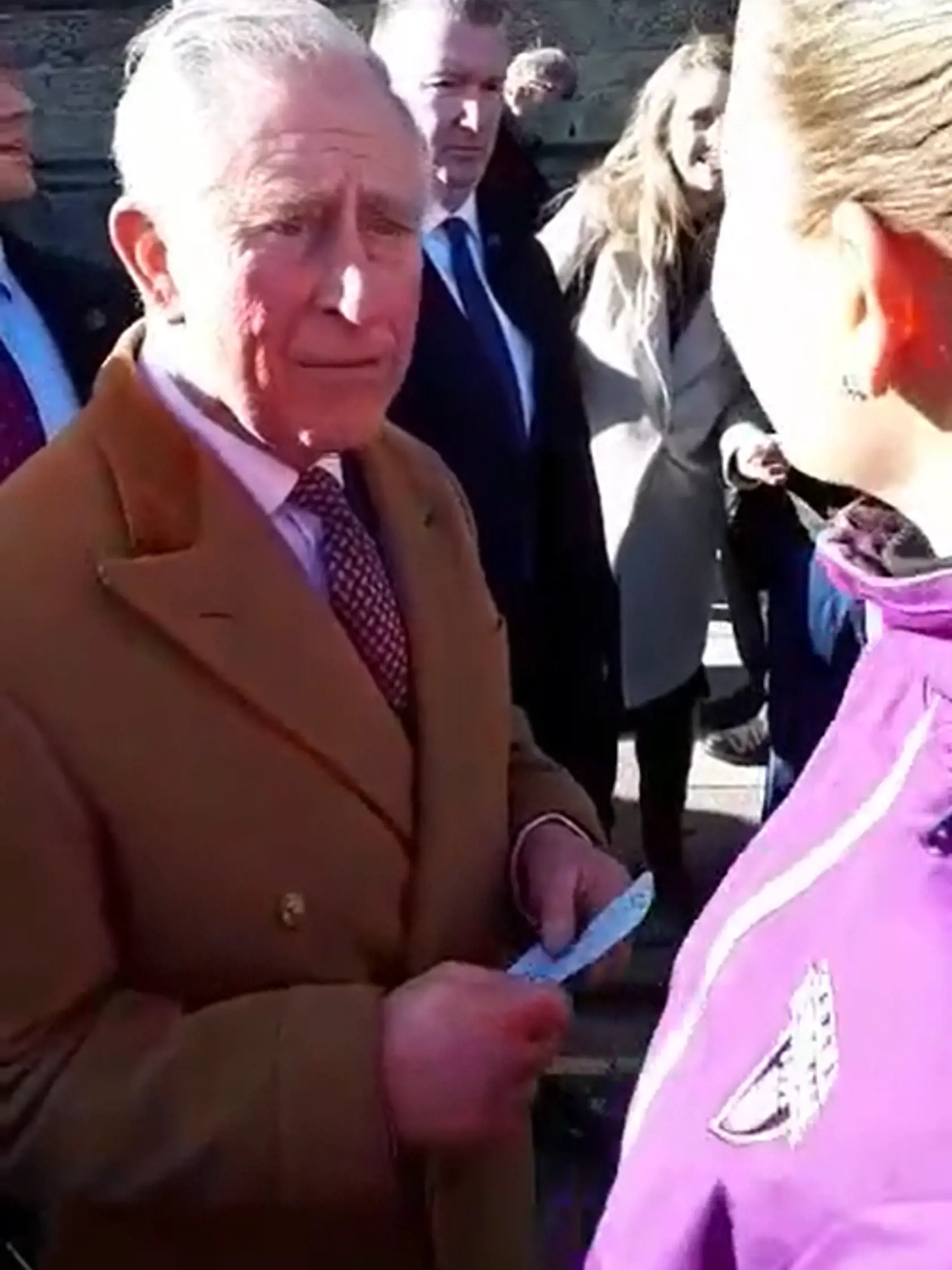 „Princ Charles prišiel na oficiálnu návštevu mojej školy Durham University. Tým, že som bola tímová jednotka a viedla som náš tenisový tím, mi bolo cťou princa Charlesa privítať na nádvorí školy,“ začína rozprávanie Tabák.