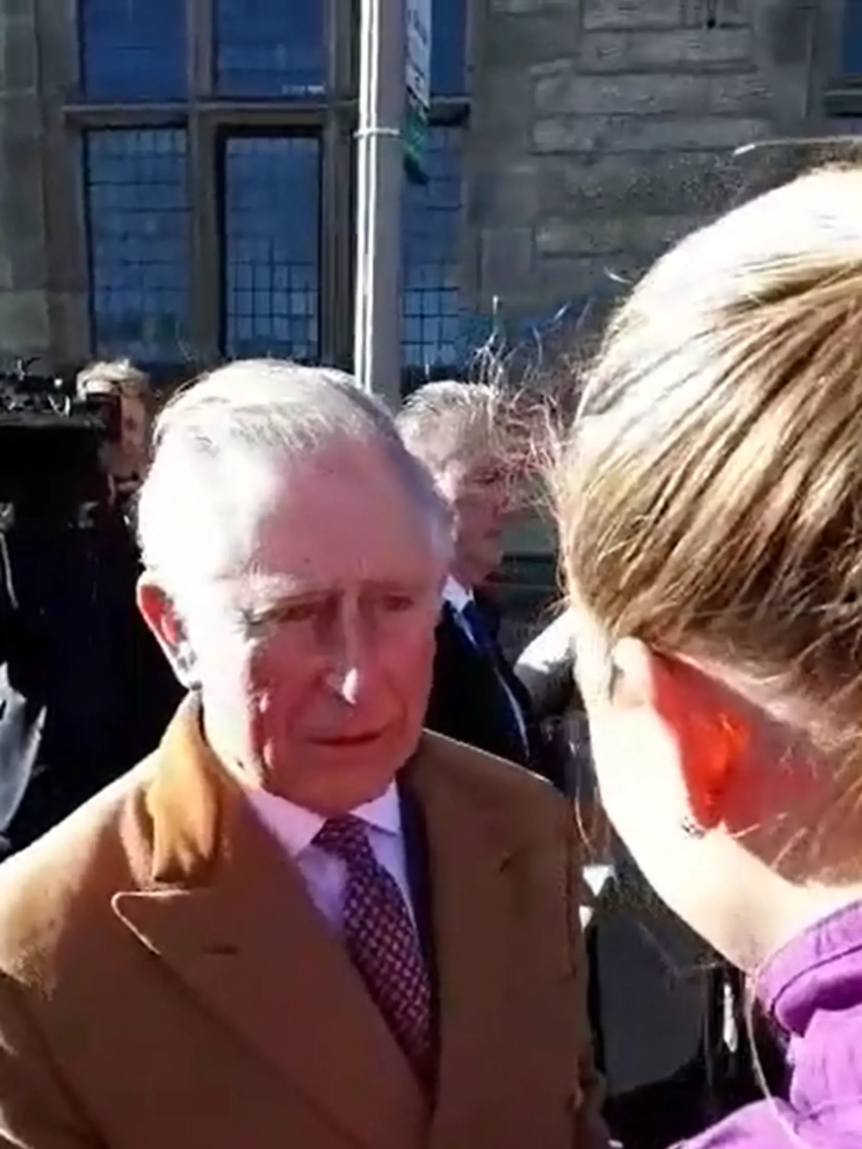 „Pre mňa, či sa stretnete s mäsiarom, alebo s členom kráľovskej rodiny, všetci sme si rovní. Ale predsa mi bolo veľkou cťou a myslím si, že z takého malého štátu, ak sa niekto stretne s členom kráľovskej rodiny, je to úspech,“ dodáva Tabák na záver.