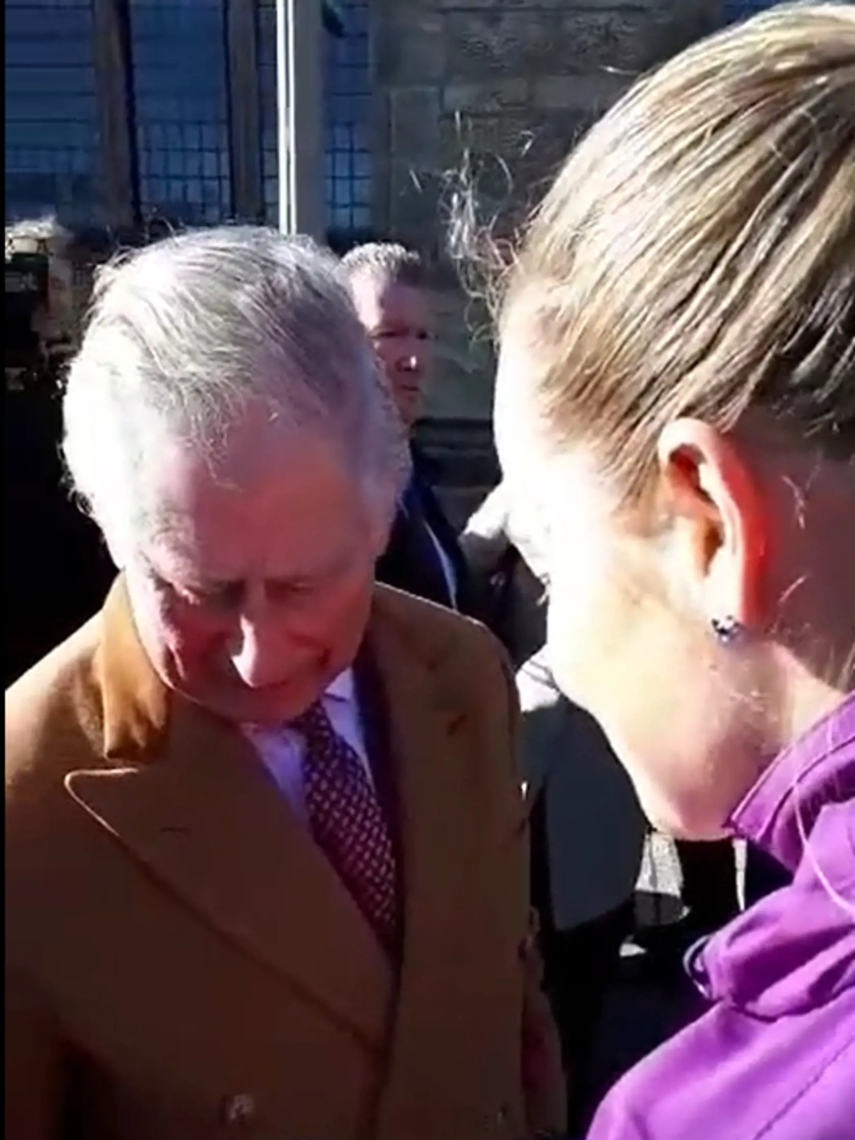 Vzácnemu hosťovi následne dala do ruky odkaz od ich tenisového tímu a úryvok z Biblie. Mladú študentku pri konverzácii s princom z Walesu natočili na video, ktoré aktuálne zverejnila na sociálnej sieti ako milú spomienku na výnimočné stretnutie.