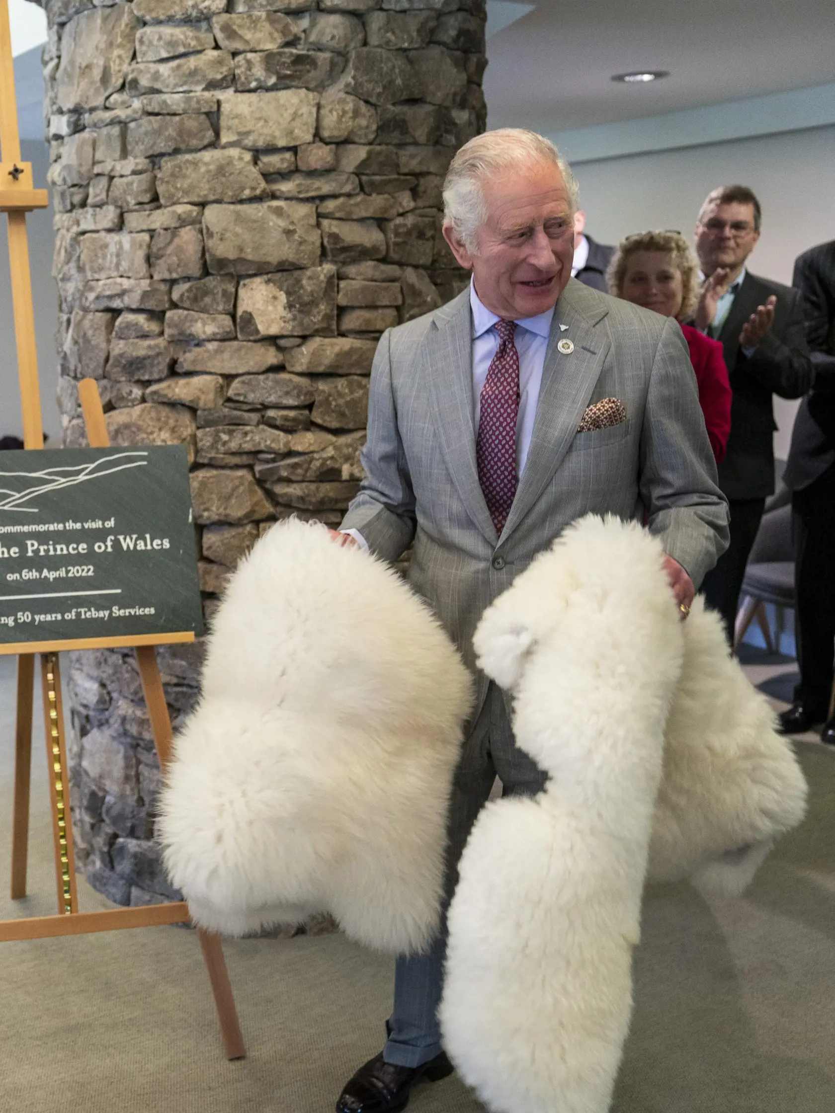 PK 45 Cumbria - Britský princ Charles odhaľuje pamätnú tabuľu počas návštevy spoločnosti Tebay Services, ktorá oslavuje 50. výročie v Cumbrii na severe Anglicka v stredu 6. apríla 2022. FOTO TASR/AP

Britain's Prince Charles unveils a plaque during a visit to Tebay Services to mark it's 50th anniversary, in Cumbria, England, Wednesday, April 6, 2022. (Arthur Edwards/Pool Photo via AP)