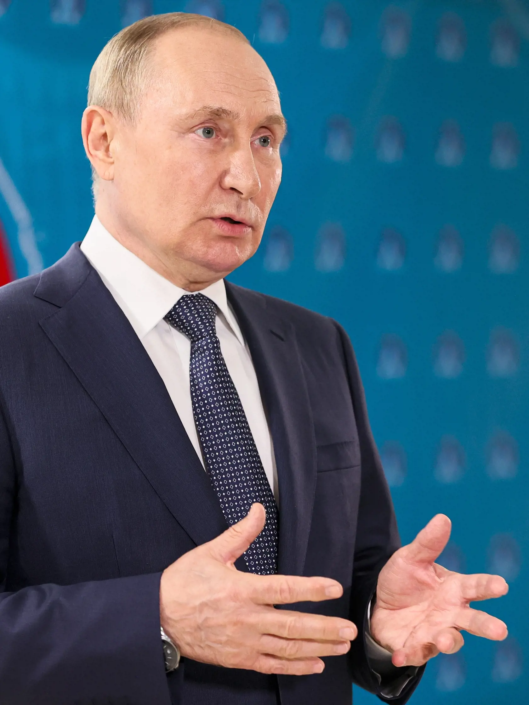 JB 3 Teherán - Ruský prezident Vladimir Putin hovorí s novinármi po jeho stretnutí s  iránskym náprotivkom Ebráhímom Raísím a tureckým prezidentom Recepom Tayyipom Erdoganom v Teheráne 19. júla 2022. Ruský prezident Vladimir Putin v utorok oznámil, že plynárenská spoločnosť Gazprom je ochotná "úplne" splniť všetky svoje povinnosti. Podľa tlačovej agentúry AP Putin však tiež povedal, že je to chyba Západu, že sa tok ruského zemného plynu k európskym zákazníkom zmenšil, a varoval, že dodávky môžu 