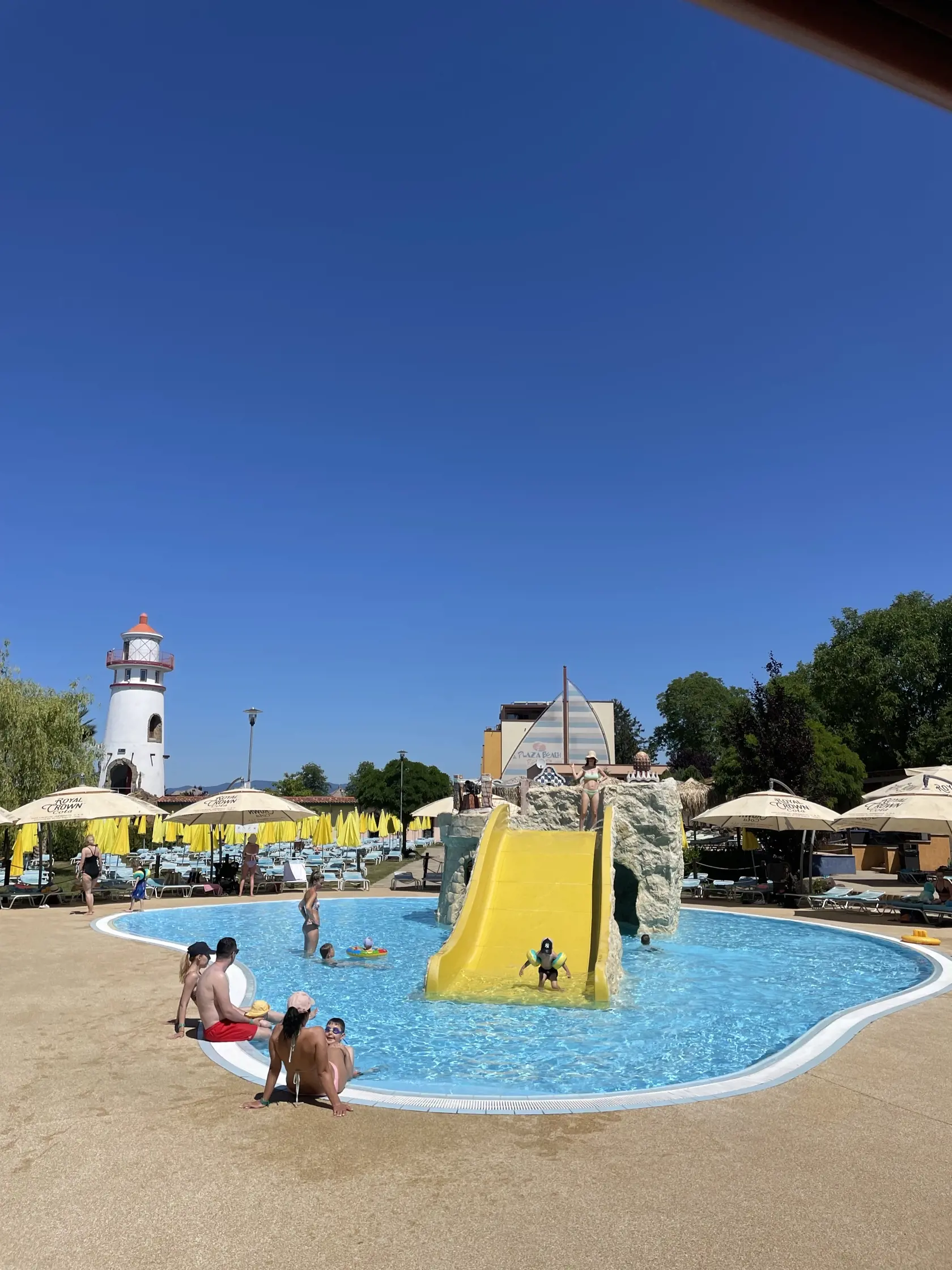 Plaza Beach v Prešove sa inšpirovalo architektúrou španielskeho umelca Antoniho Gaudího. Návštevníkom navodzuje dojem pobytu pri mori. Nechýbajú živé palmy, rôzne atrakcie a vyhliadkový maják. Ležadlo je pre každého návštevníka samozrejmosťou.