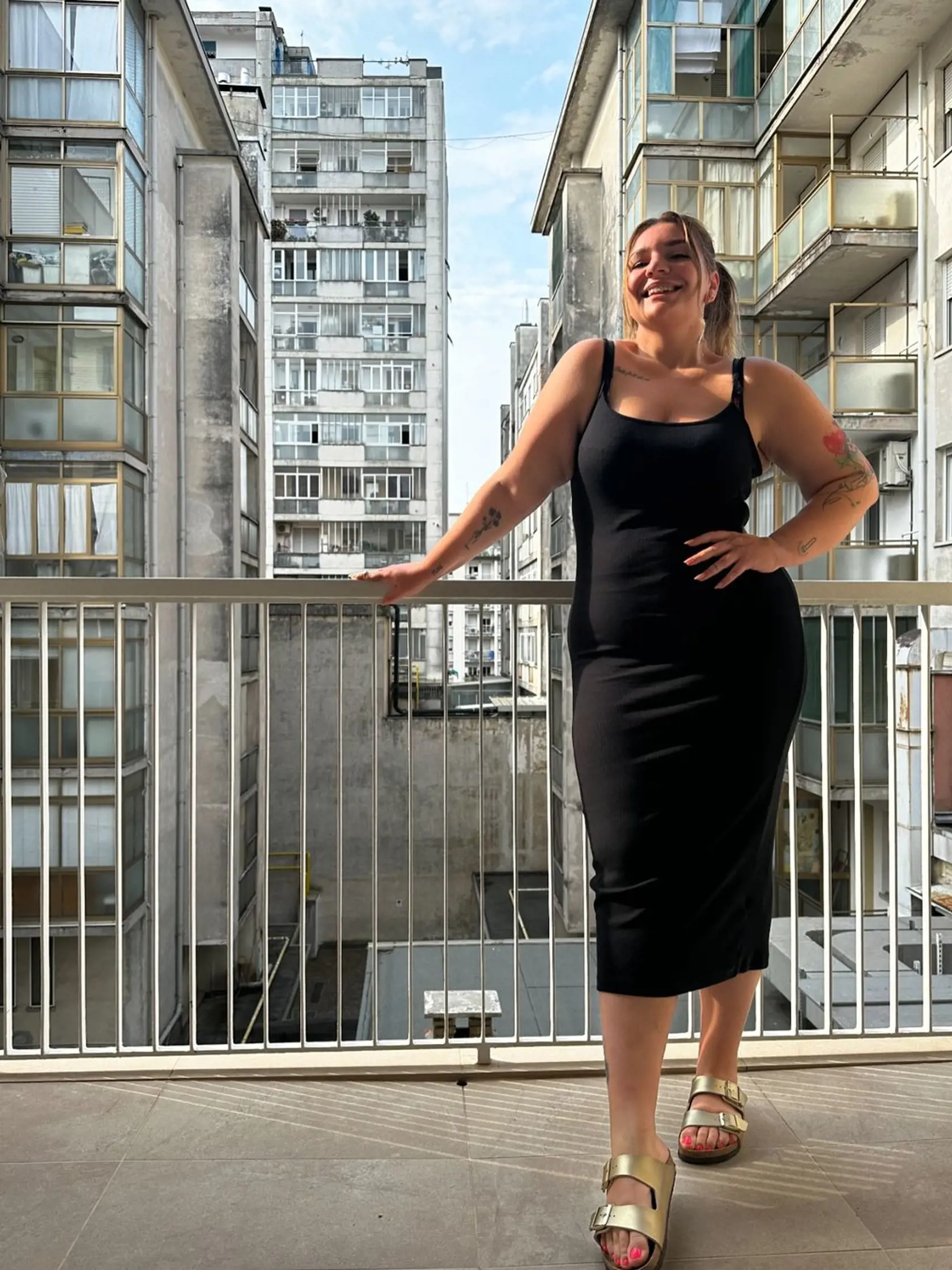 Simona vytiahla na dovolenke sexi čierne šaty a komplimenty sa začali sypať.