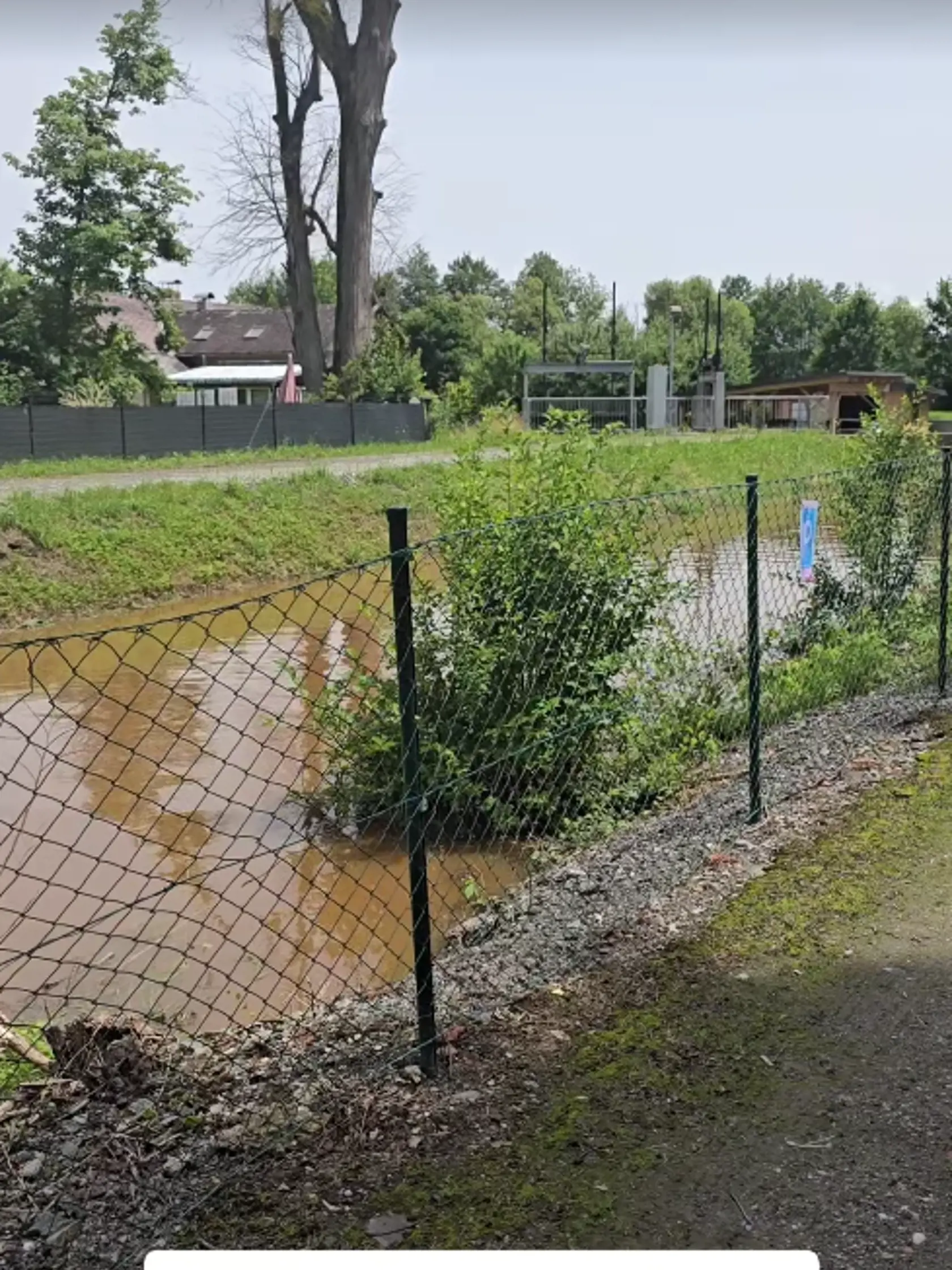 Voda v dedine, kde býva moderátorka Poláková, zaplavila cesty.