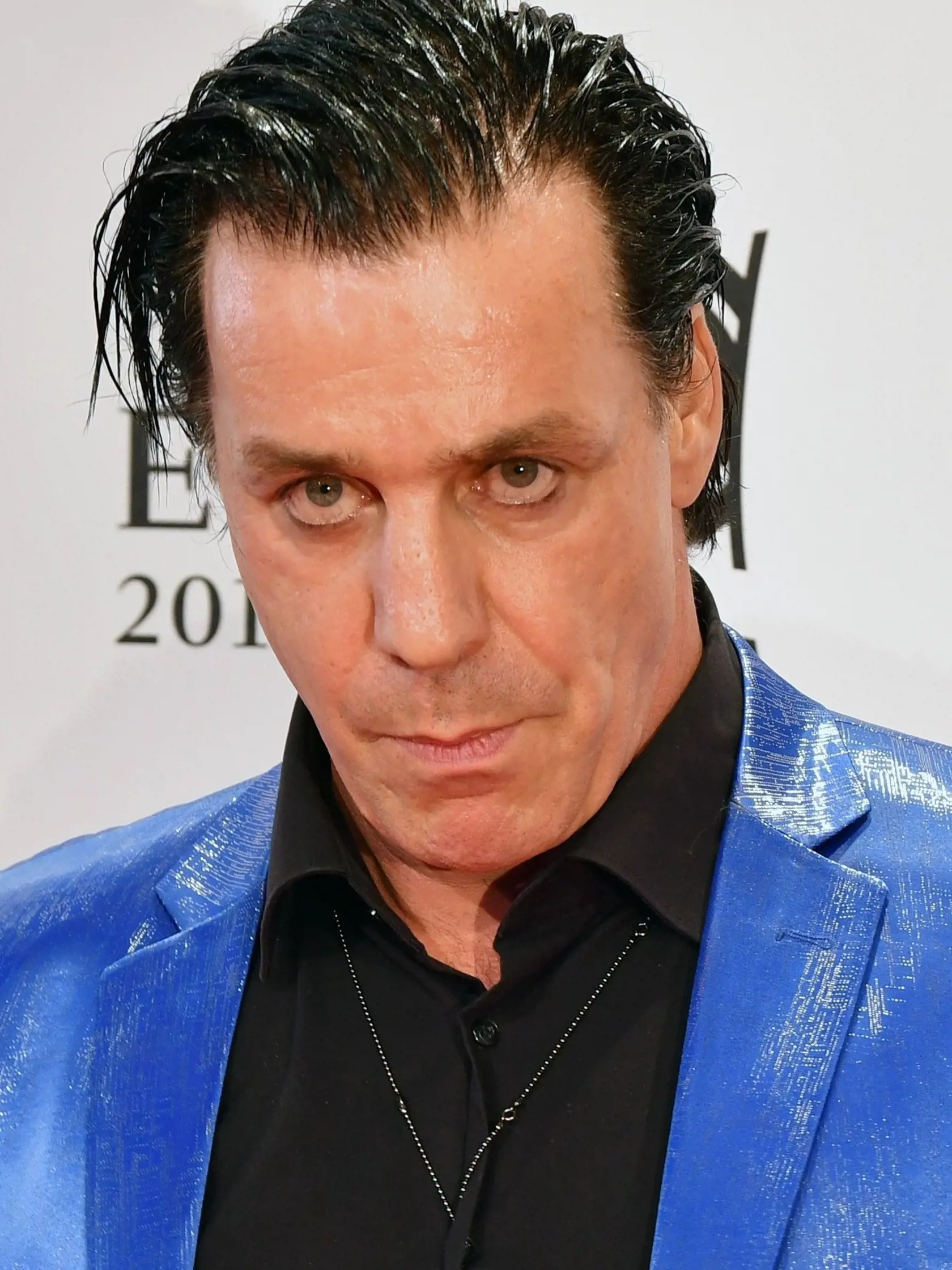 Na archívnej snímke zo 6. apríla 2017 spevák Till Lindemann z nemeckej hardrockovej skupiny Rammstein prichádza na 26. ročník udeľovania nemeckých hudobných cien Echo. Nemecká hardrocková skupina Rammstein poprela informáciu, že jej lídra a speváka Tilla Lindemanna (57) testovali pozitívne na prítomnosť nového koronavírusu a v súčasnosti leží na jednotke intenzívnej starostlivosti.  "Včera (vo štvrtok) večer bol Till Lindemann na radu lekára kapely prijatý do nemocnice.