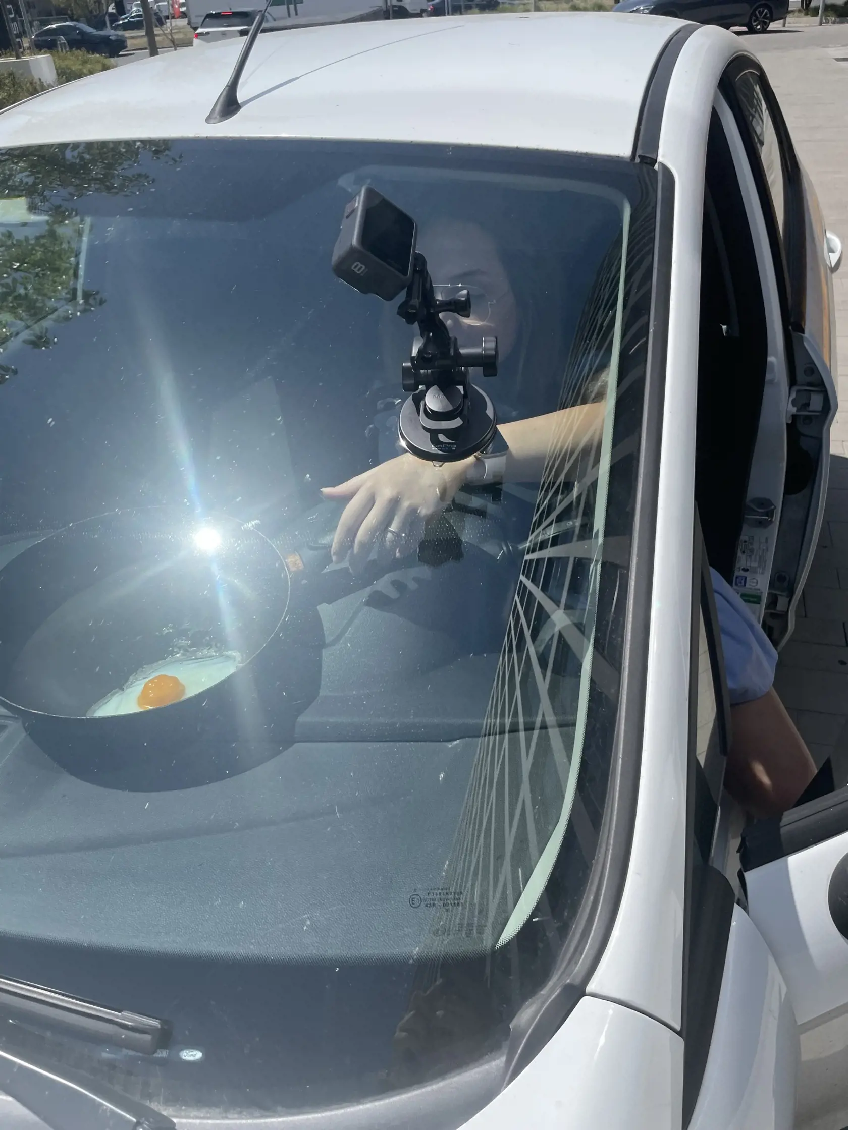 Po 30 minútach sme mali zo surového vajíčka volské oko. Panvica však bola taká horúca, že ju nebolo možné chytiť. Preto sme museli chvíľku počkať.