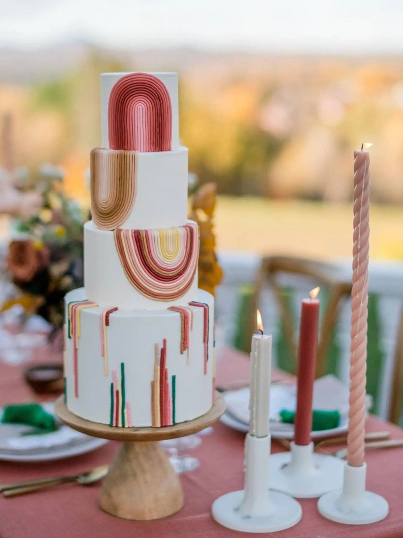 Svadobná torta v štýle BOHO s motívom dúhy.