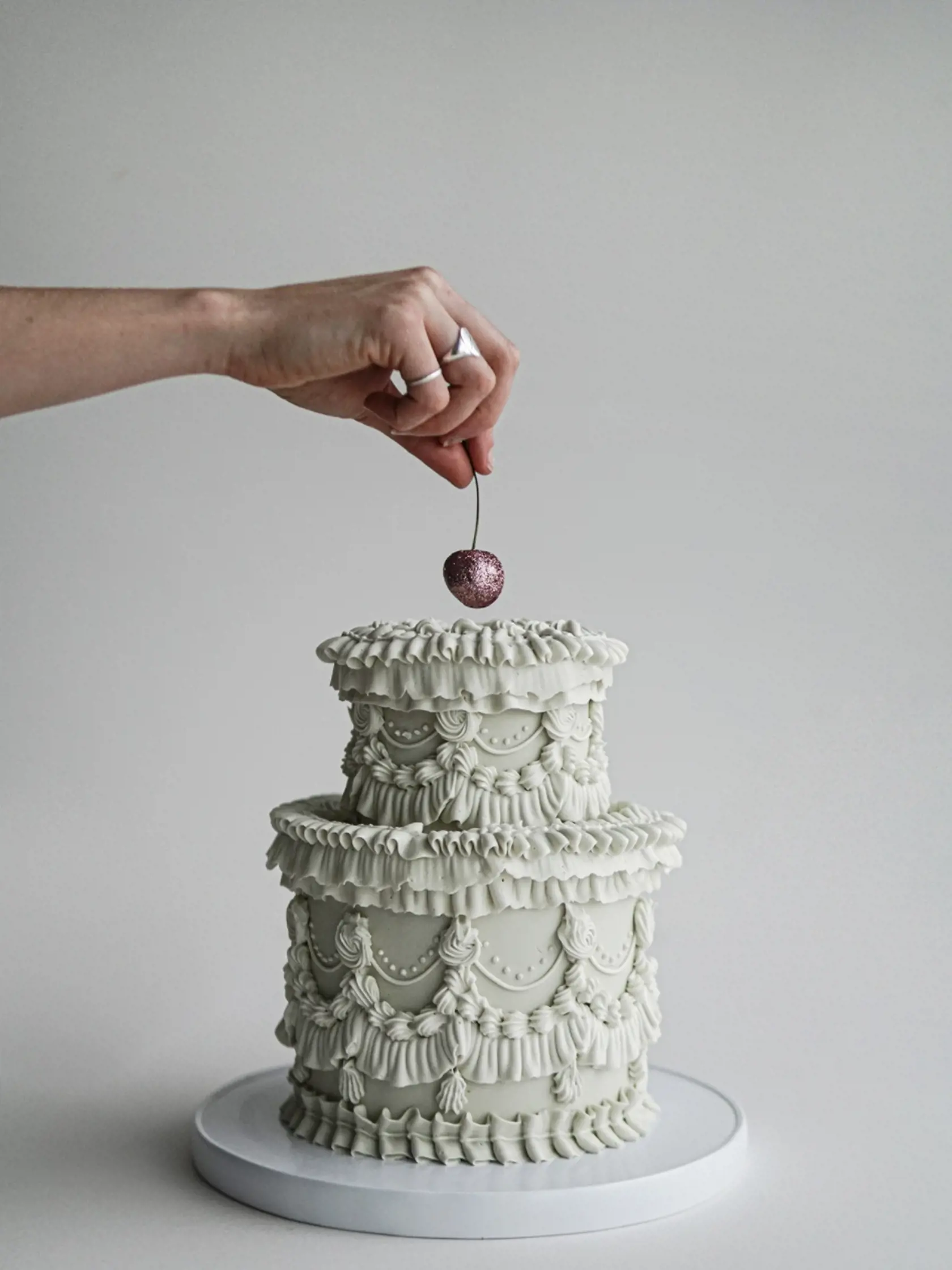 Metalická čerešnička ako bodka na hravej torte.