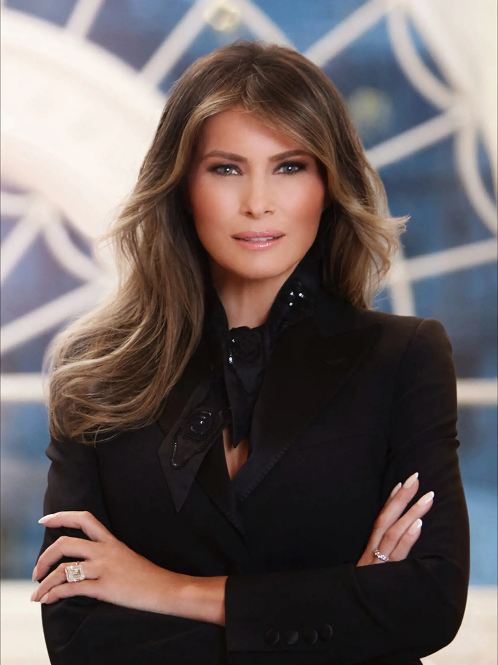 2017: Portrét, keď bola prvý raz Melania Trump prvou dámou, bol farebný a ukázala jemný úsmev so zubami. 
