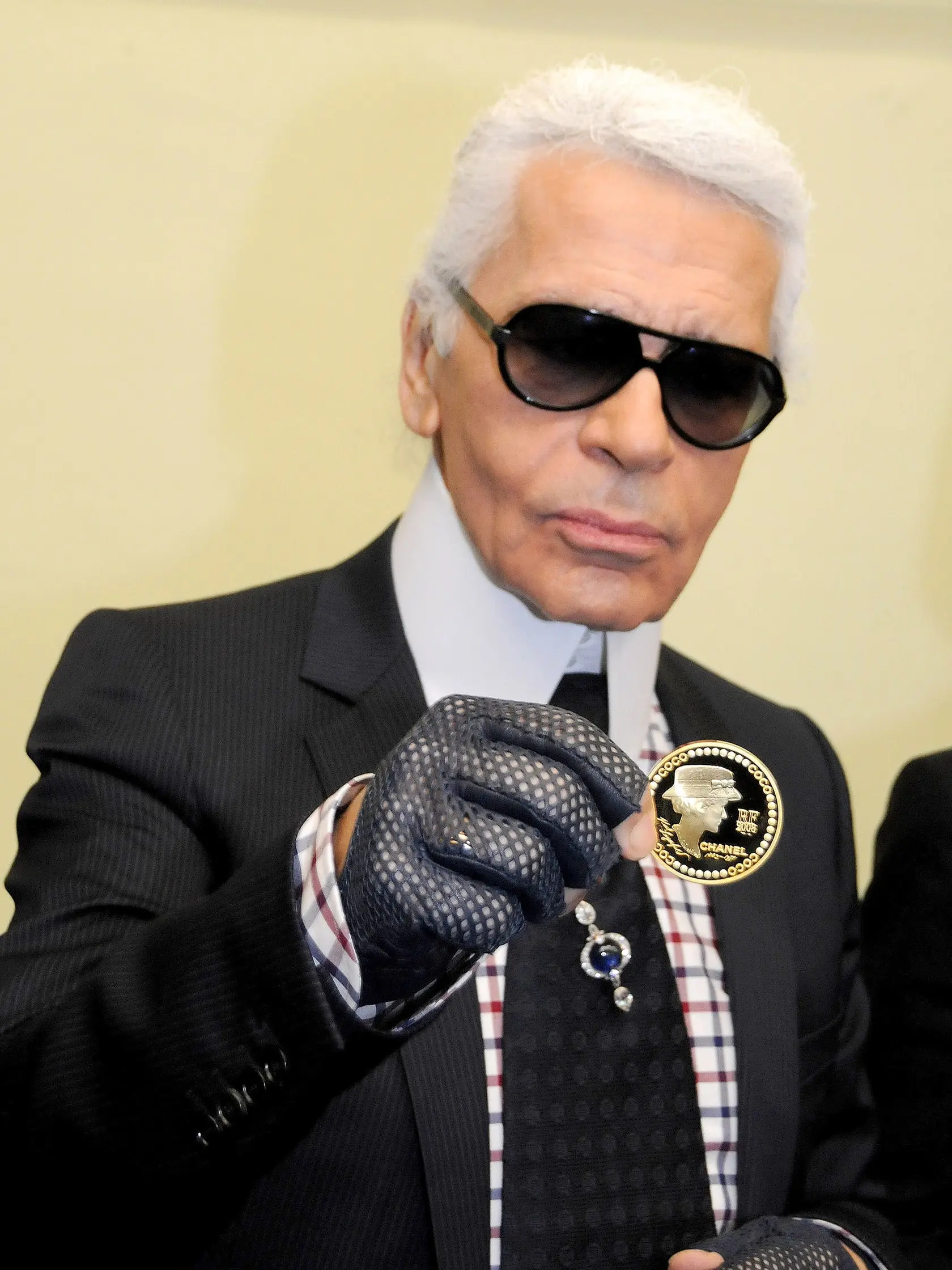 Návrhárske žezlo značky po jej smrti prebral Karl Lagerfeld.