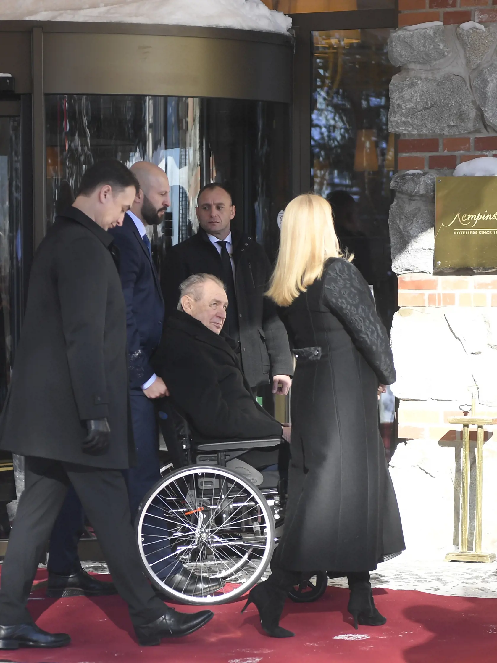 Na snímke český prezident Miloš Zeman (uprostred) a  slovenská prezidentka Zuzana Čaputová (vpravo) počas oficiálneho privítacieho ceremoniálu v rámci rozlúčkovej návštevy českého prezidenta Miloša Zemana na Slovensku na nádvorí Grand Hotela Kempinski na Štrbskom Plese vo Vysokých Tatrách v utorok 7. februára 2023