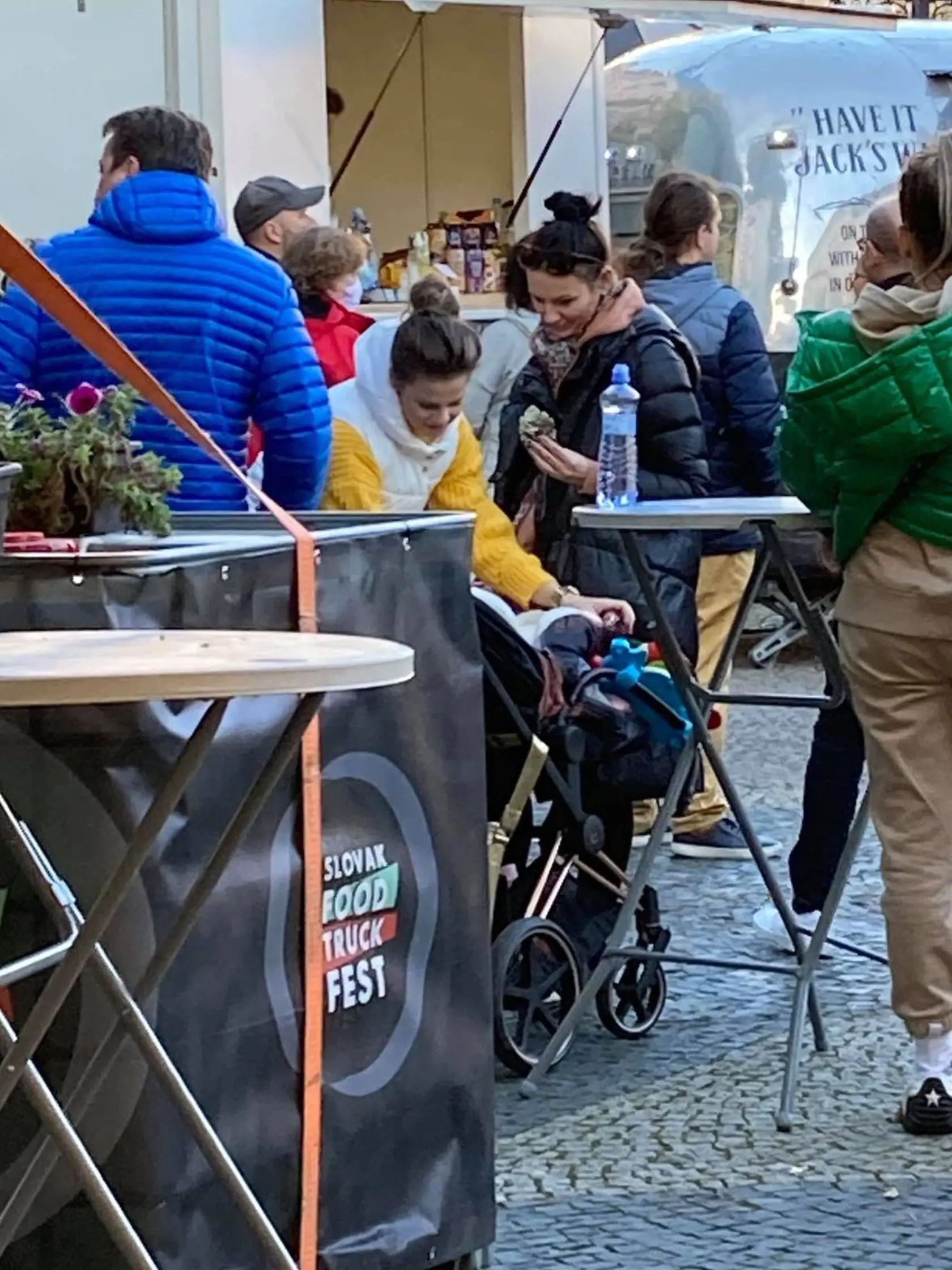 Pappova manželka Veronika s jeho exmanželkou Evou (vpravo).