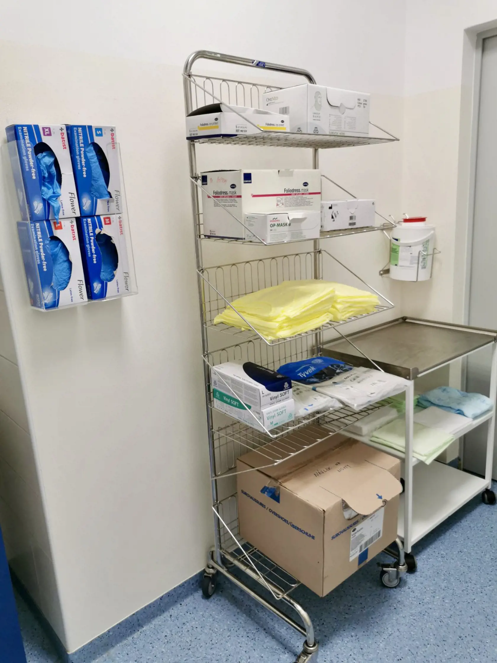 Izolačná izba na Rastislavovej je pekná  a svetlá, zariadená všetkým potrebným.