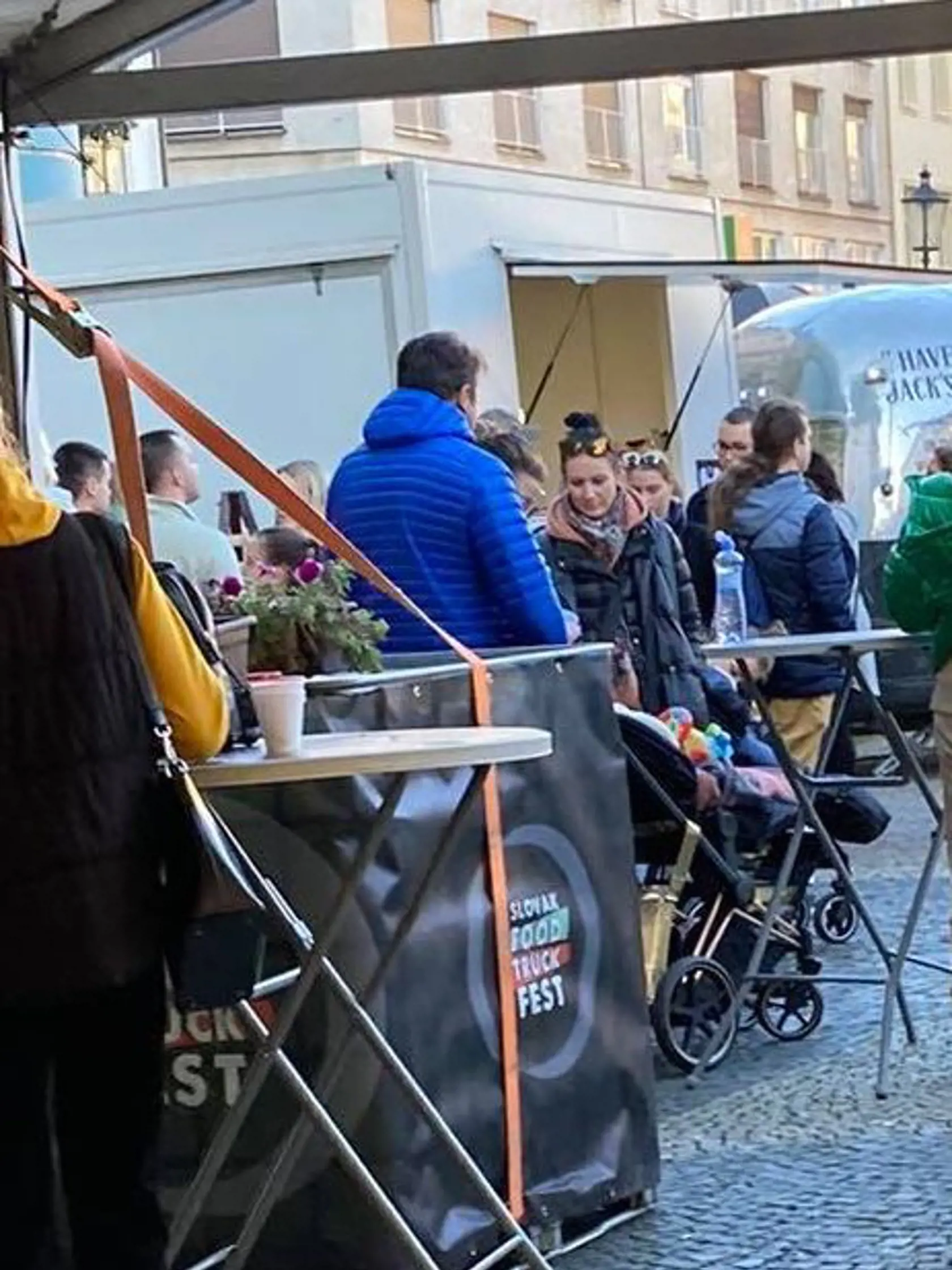 Pappova exmanželka Eva pri kočíku jeho mladšieho synčeka, ktoré má s druhou manželkou Veronikou.