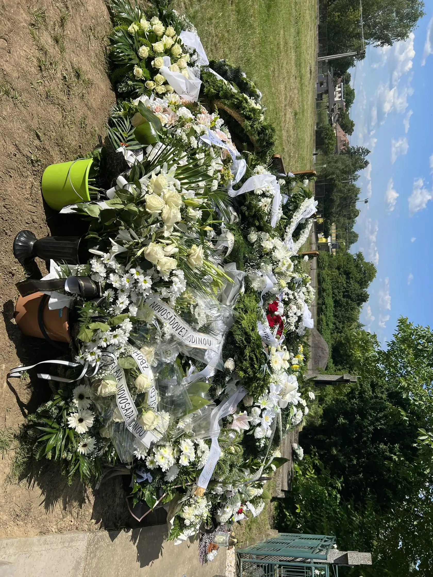 Obete tragickej nehody pri Strekove pochovali do spoločného hrobu.