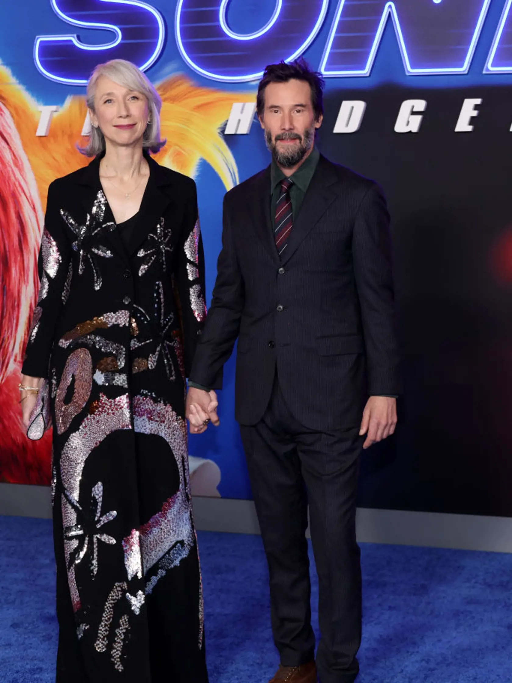 Keanu Reeves na premiére filmu Ježko SONIC 3 s partnerkou Alexandrou Grant. On mal oblek, ona metalické šaty. Stále vyzerajú zamilovane. 