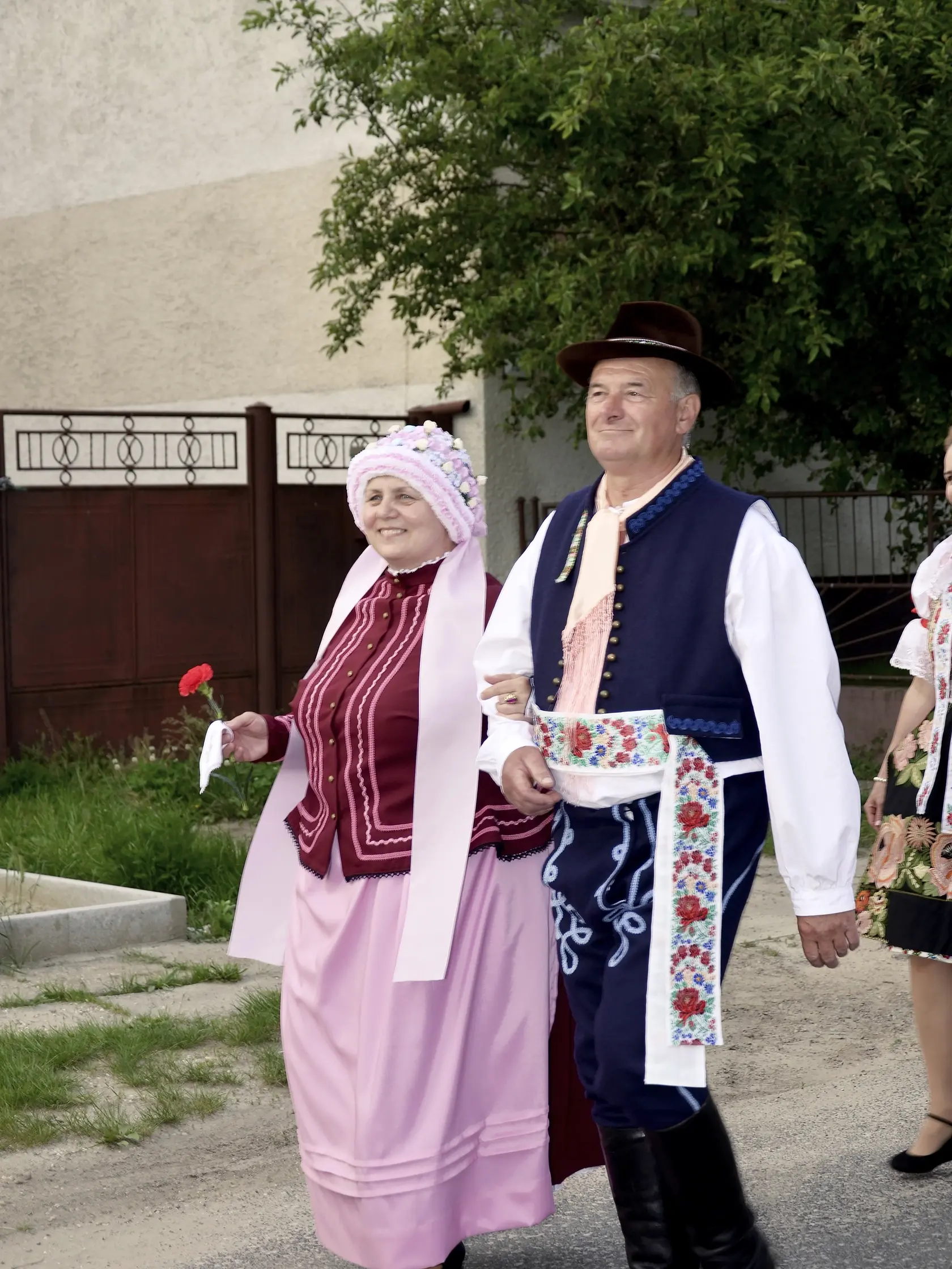 ĽUBOMÍRA TRUPPOVÁ (na fotke s manželom) nosí repliku svadobného čepca počas prezentácie na rôznych obecných akciách. Prezradila, že nevesta ho mala po začepčení na hlave asi šesťkrát na veľké cirkevné sviatky.