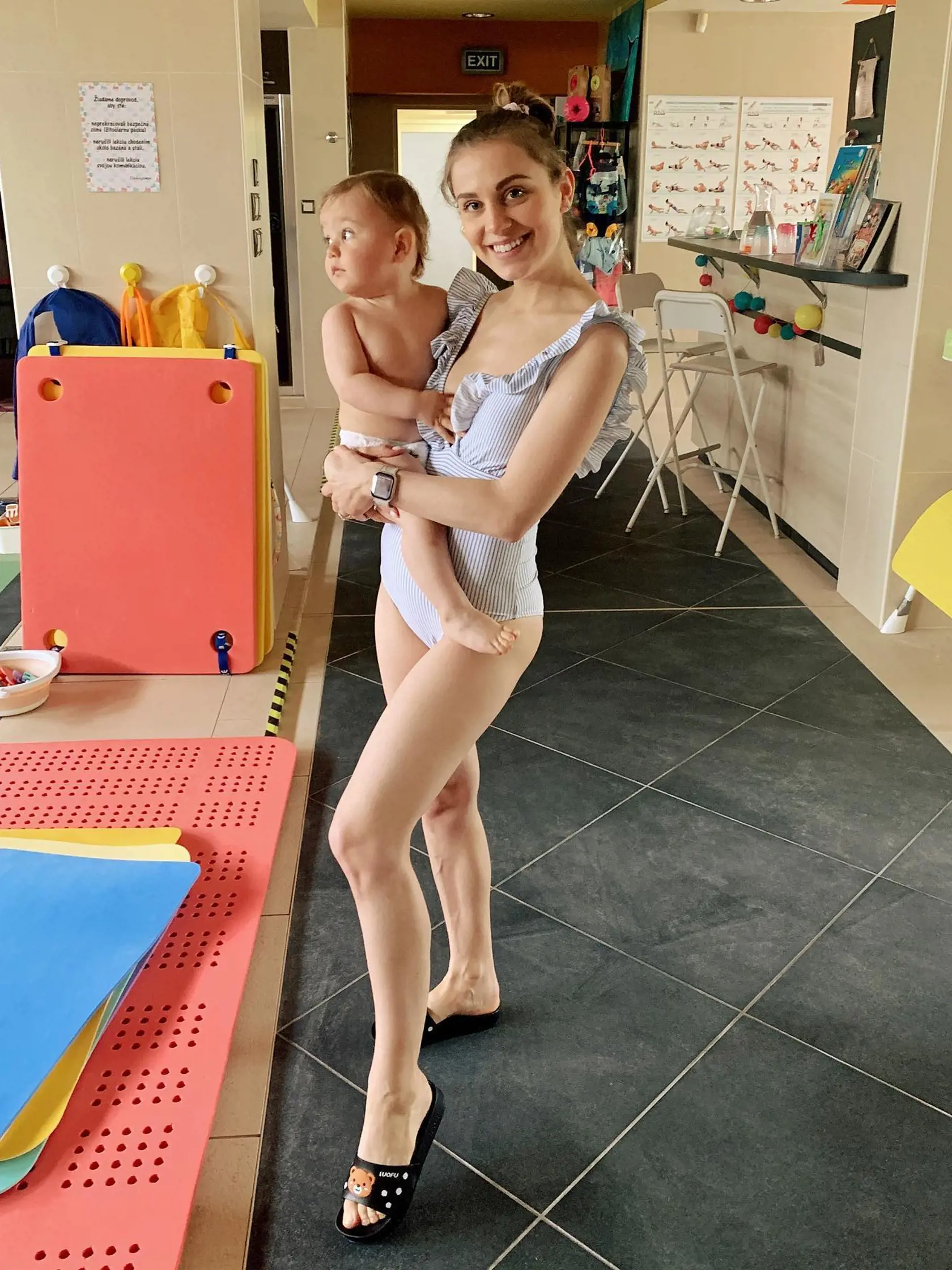 Dominika chodí so synčekom a bábom v brušku na plávanie.