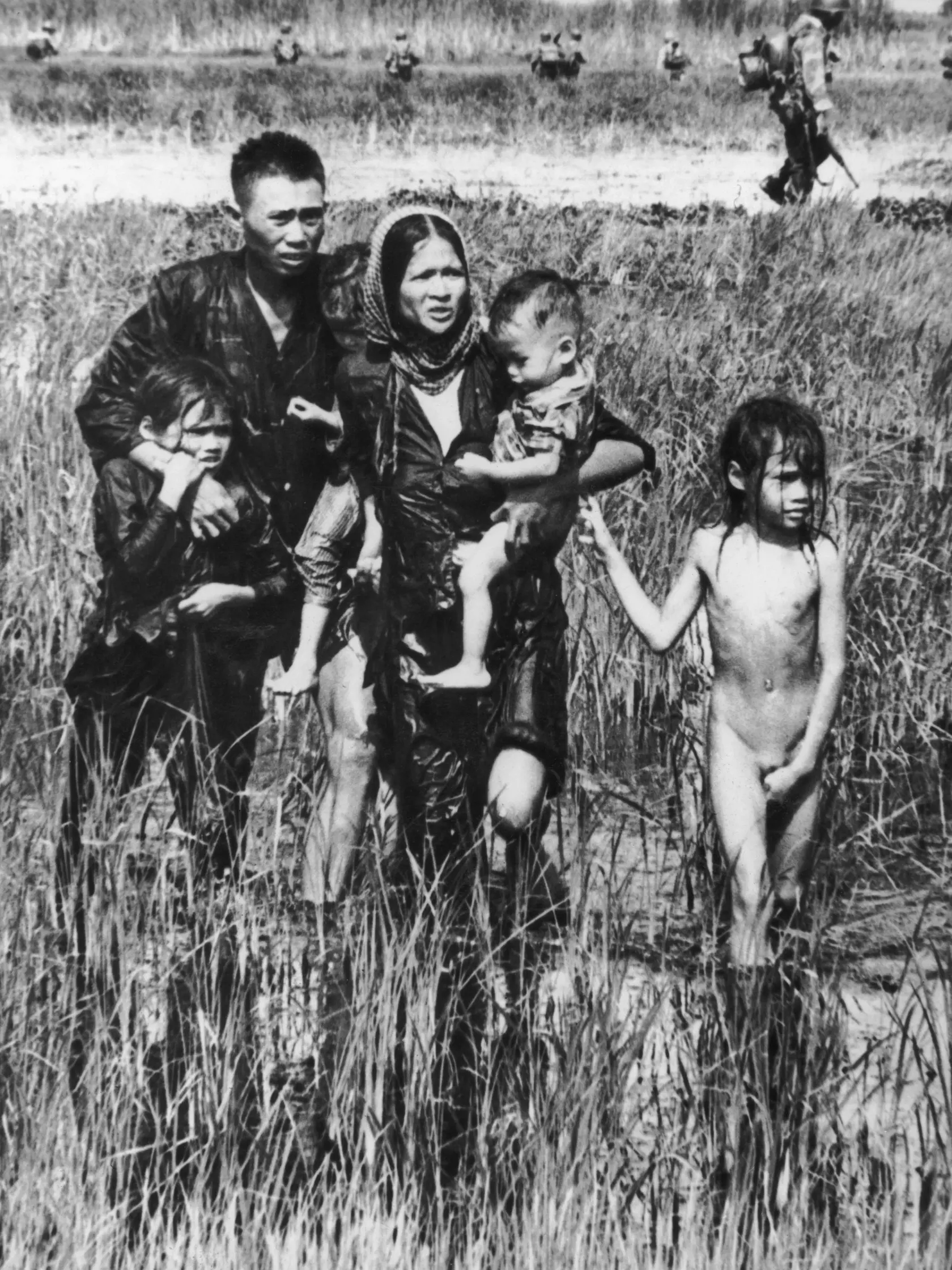 Vietnamská vojna patrí medzi jednu z najtragickejších a najkontroverznejších vojenských konfliktov v histórii. Okrem nespočetných stratégických, sociálnych a politických následkov, táto vojna priniesla aj bolestivé dôsledky pre obyvateľov a životné prostredie.