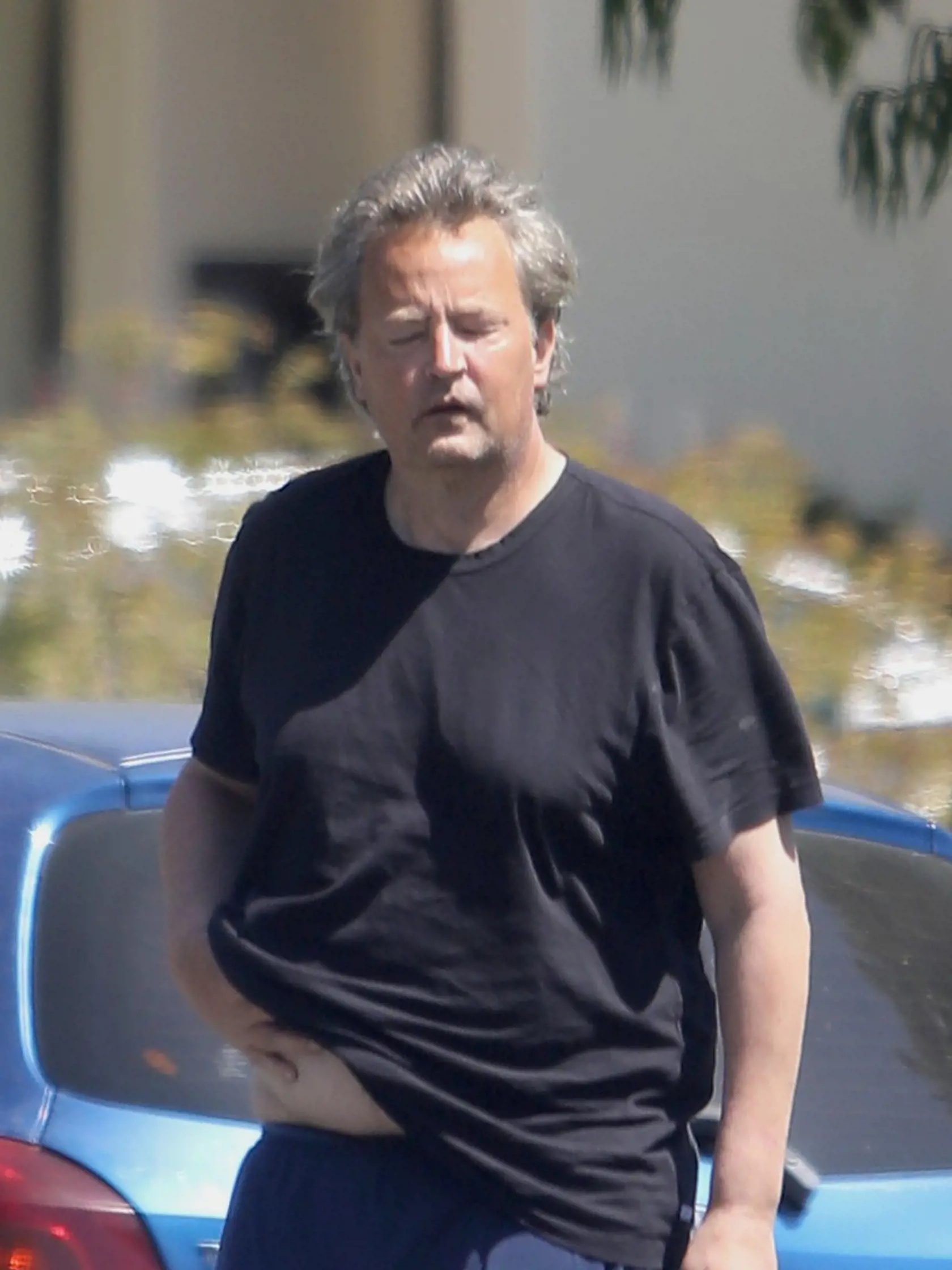 Matthew Perry hľadá tehličky na bruchu, ale márne. O tie prišiel už dávno. S týmto imidžom bezdomovca by mal asi radšej rýchlo niečo urobiť.