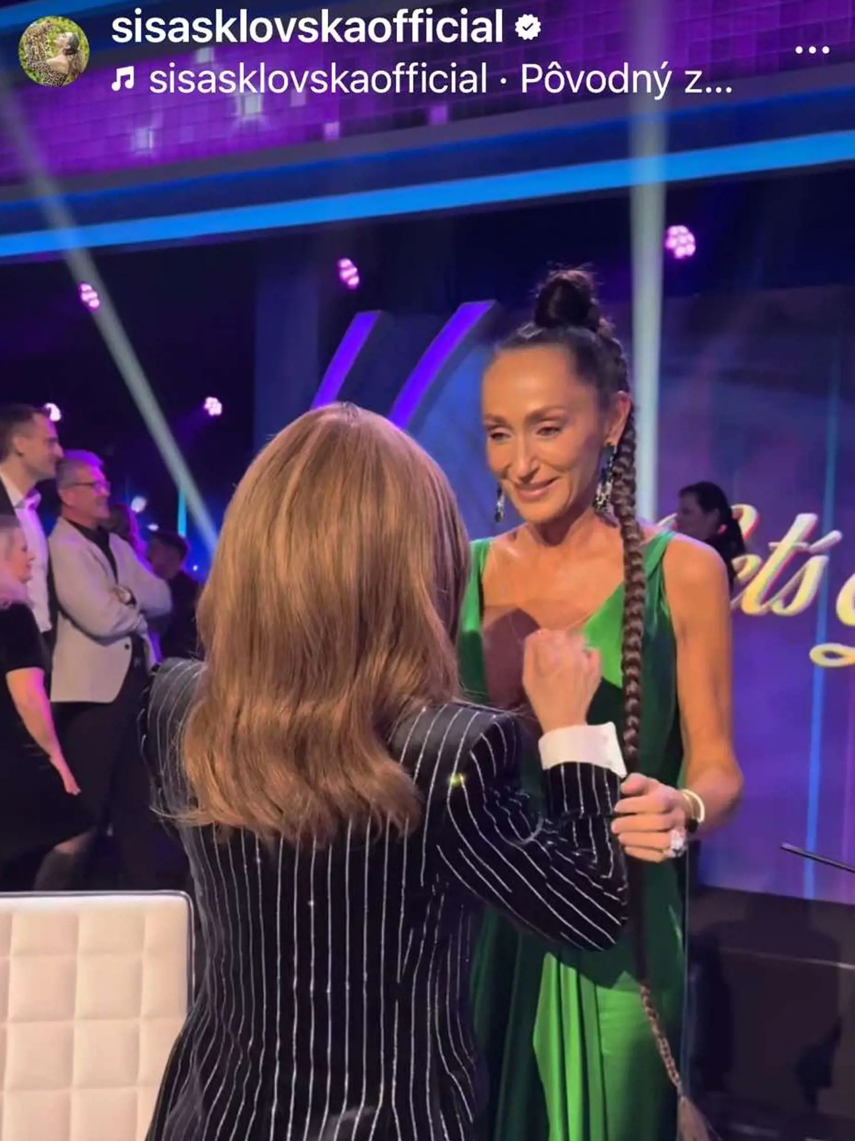 1. kolo Let's Dance: Sisa Lelkes Sklovska počas jednej z prestávok nabehla za speváčkou Paulou Abdul.