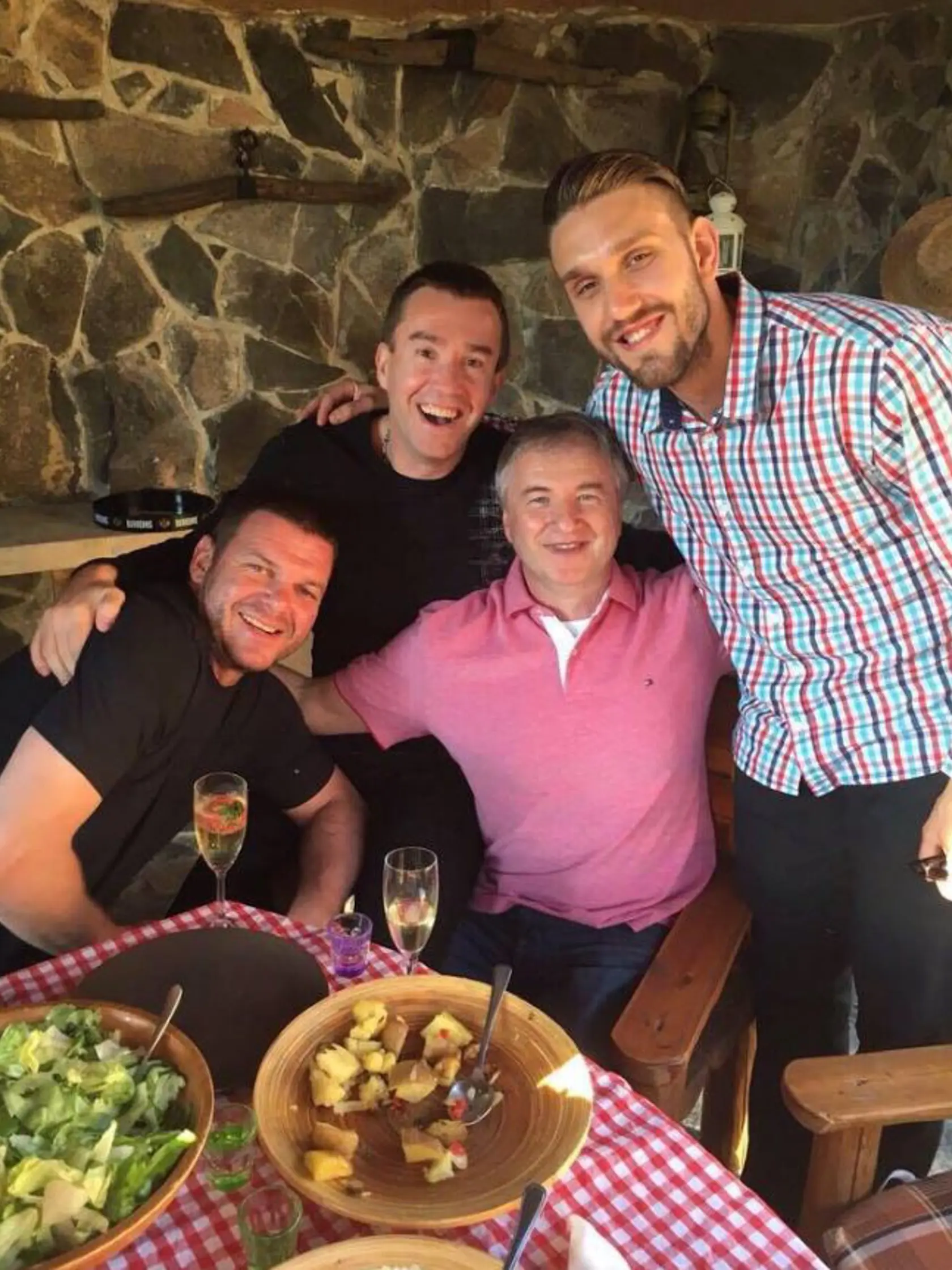 Osudové stretnutie: Žigmund Pálffy a Denis Hudec sa prvý raz zvítali na narodeninovej oslave hokejovej legendy, dohromady ich dal Jozef Stümpel, na snímke vľavo.
