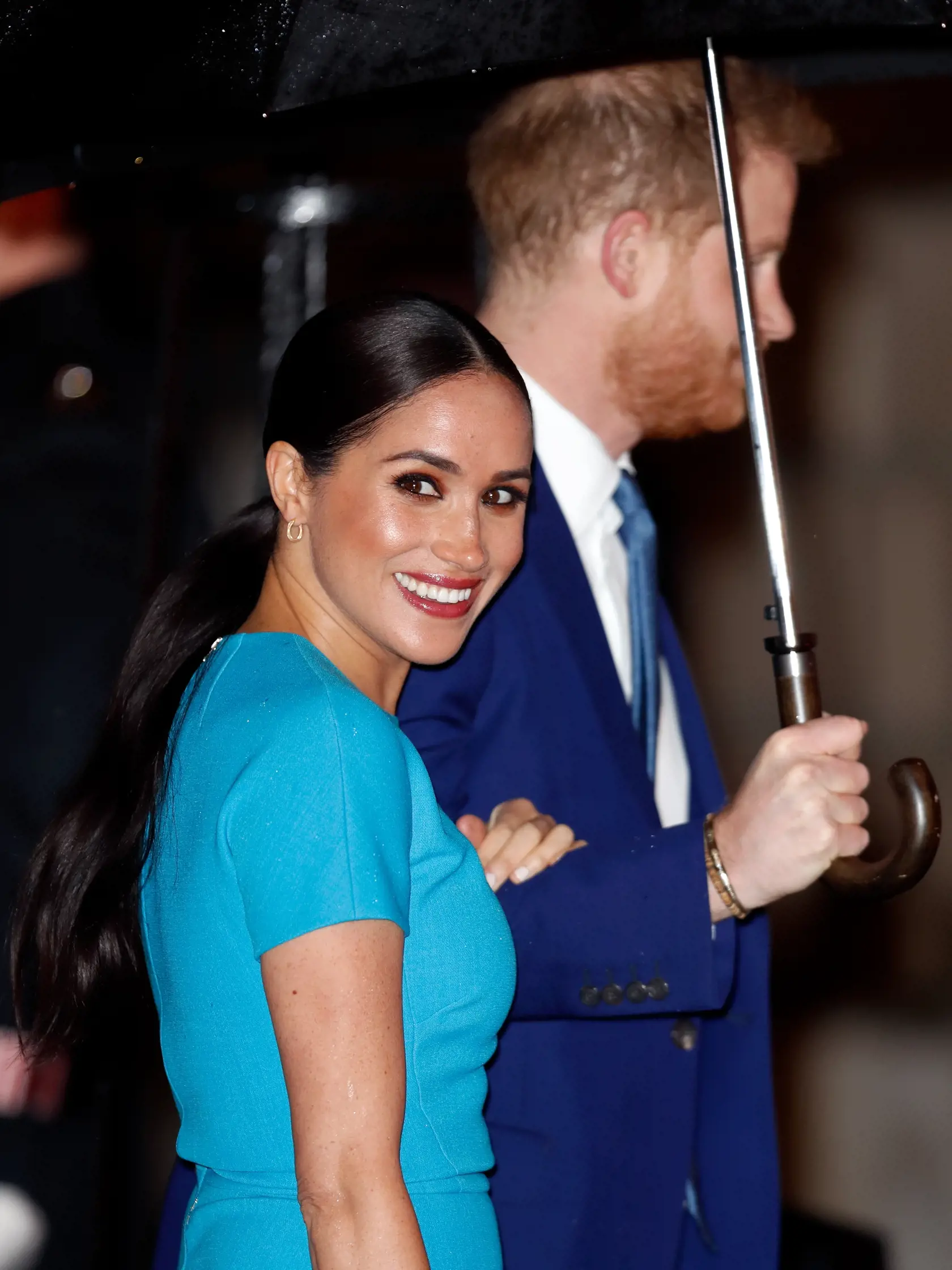 Vojvodkyňa Meghan dorazila po boku Harryho do Londýna.