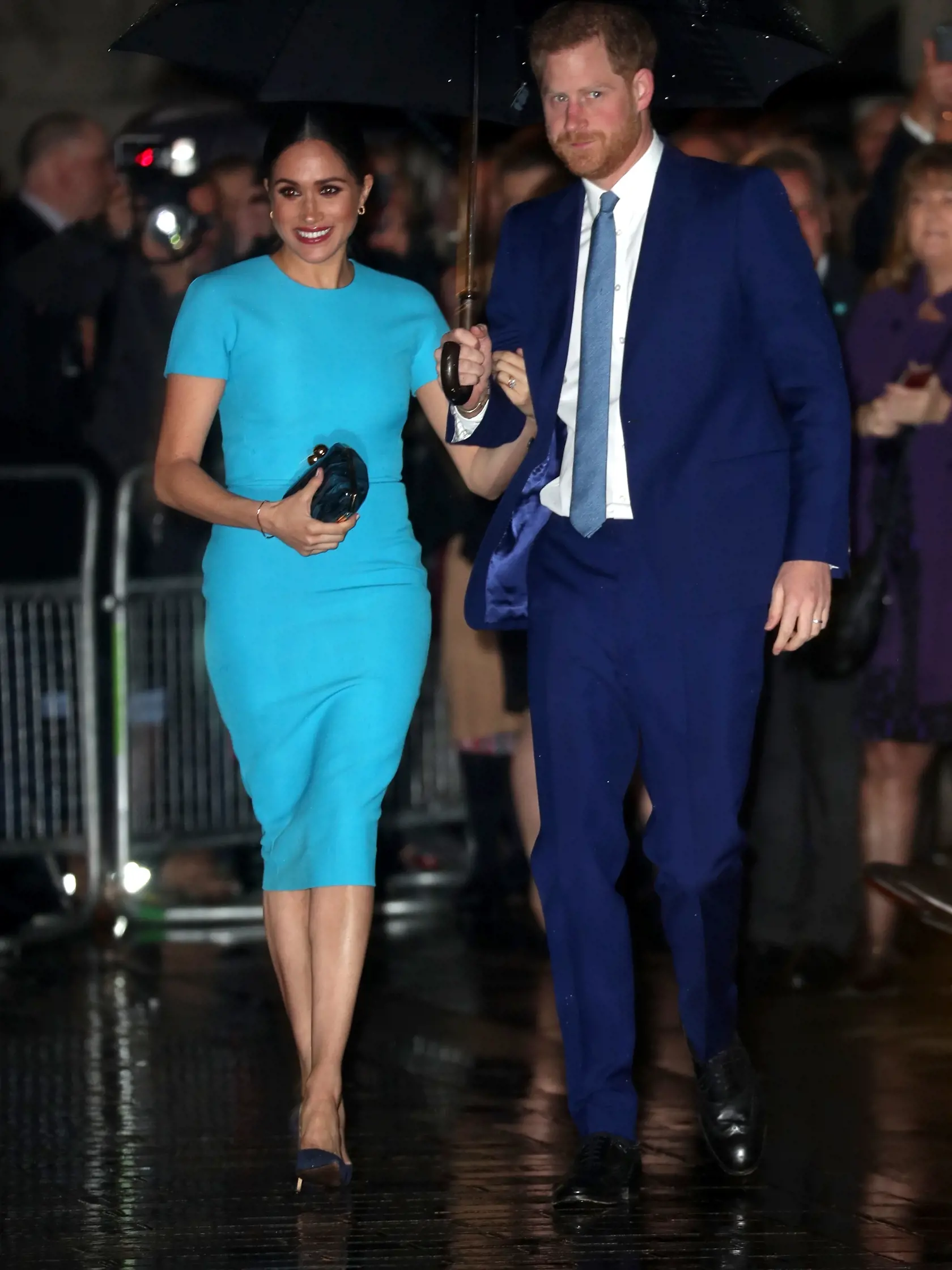 Vojvodkyňa Meghan dorazila po boku Harryho do Londýna.