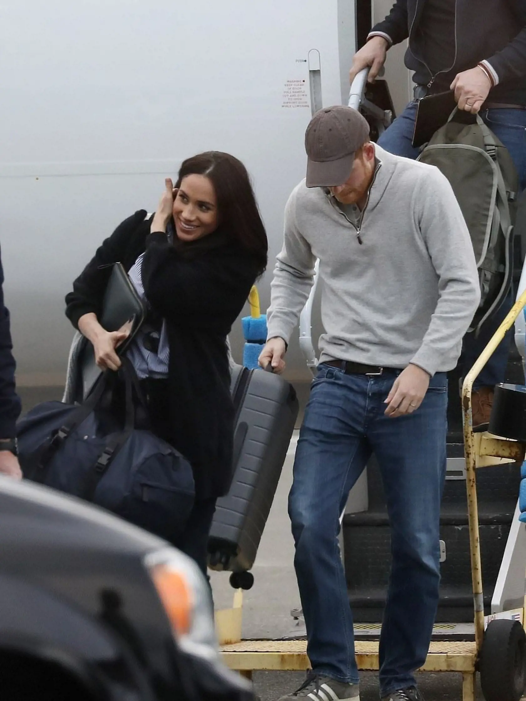Meghan a Harry po prílete do Kanady z USA. Ruky mali plné batožiny a namiesto okázalých šiat na sebe mali bežné cestovné oblečenie.