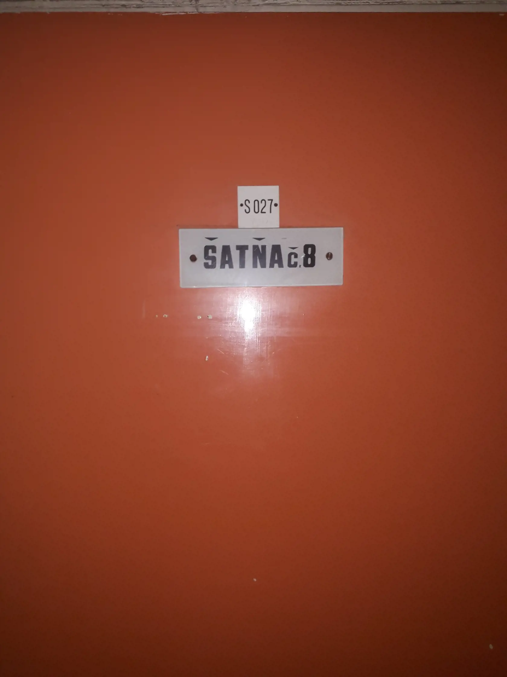 Najviac poškodená dlažba je pri šatni číslo 8, ktorá je určená pre personál ARO a operačných sál.