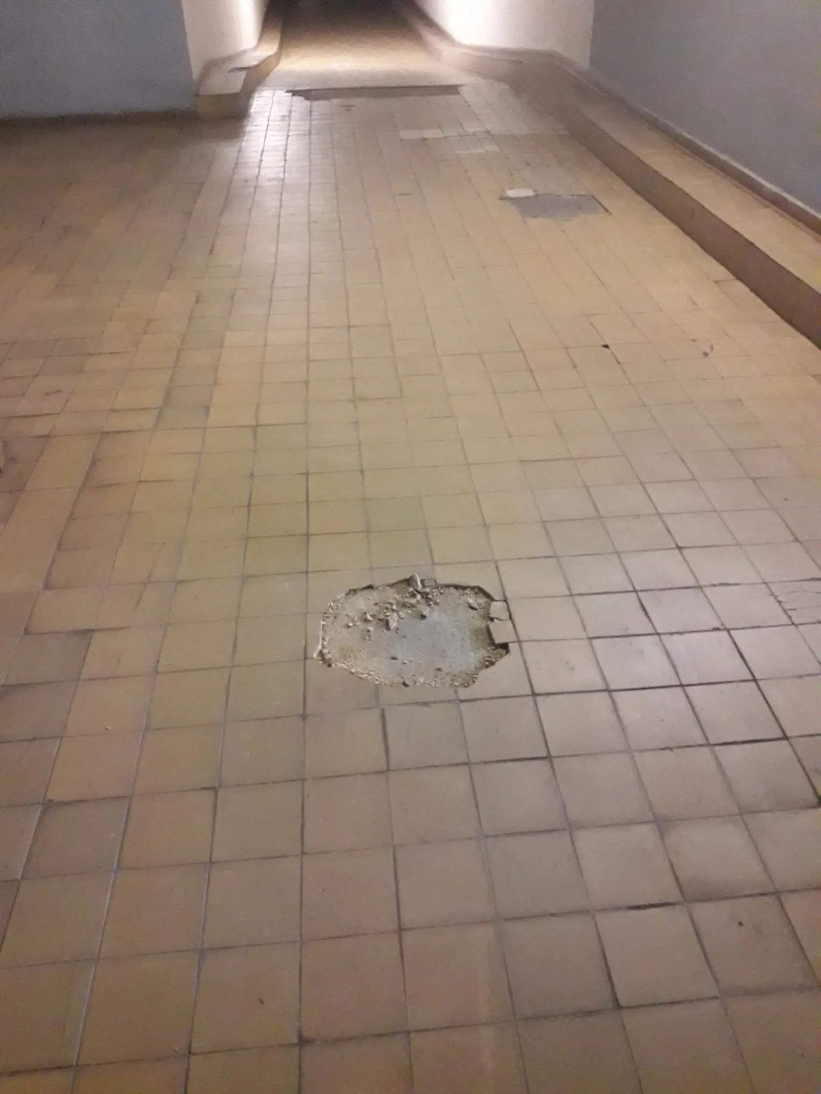 V jednej z dier si zdravotná sestra zranila nohu.