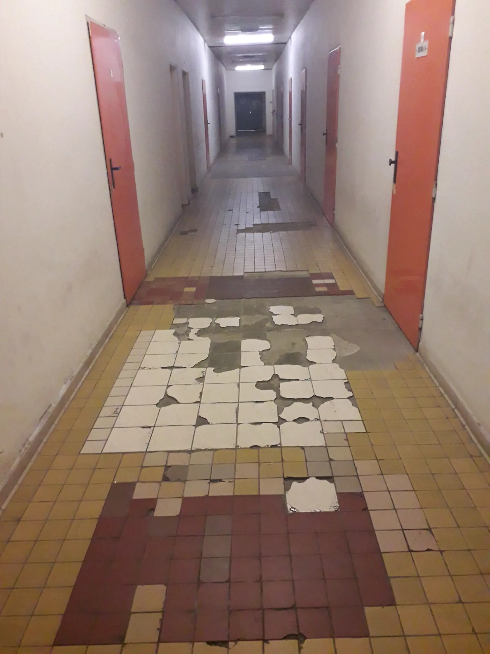 Chodba do šatne na ARO: Na rozbitej dlažbe si sestrička vyvrtla členok.