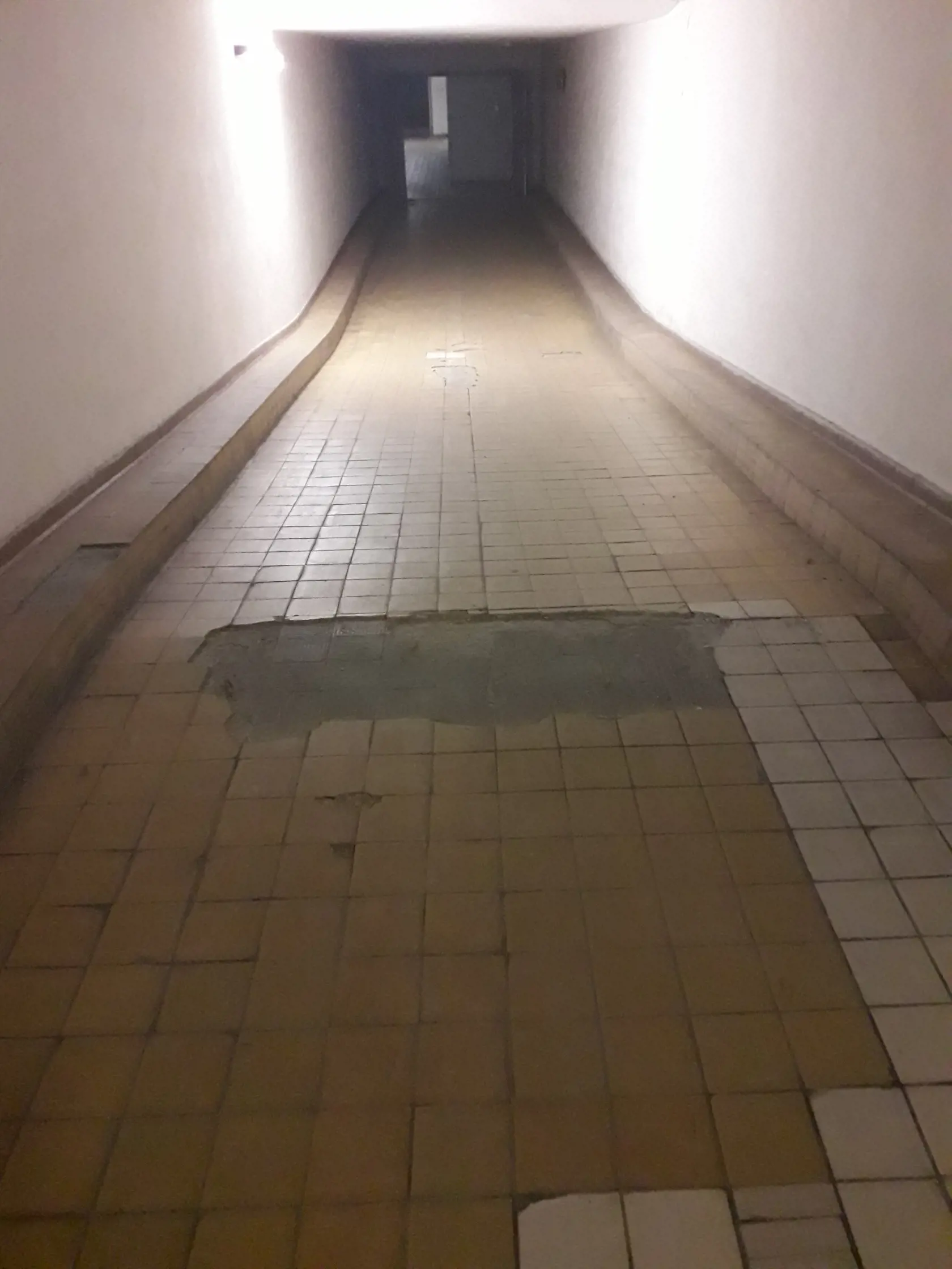 Vstup do chodby nie je dostatočne osvetlený,