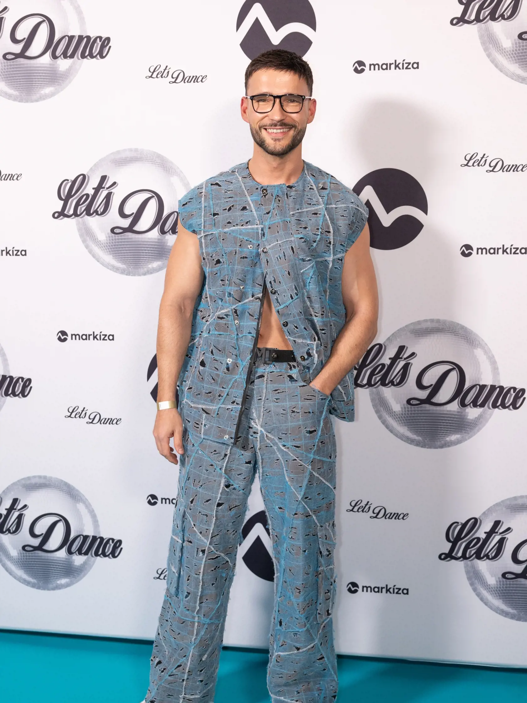 Vratko Sirági ohúril unikátnym rifľovým outfitom.