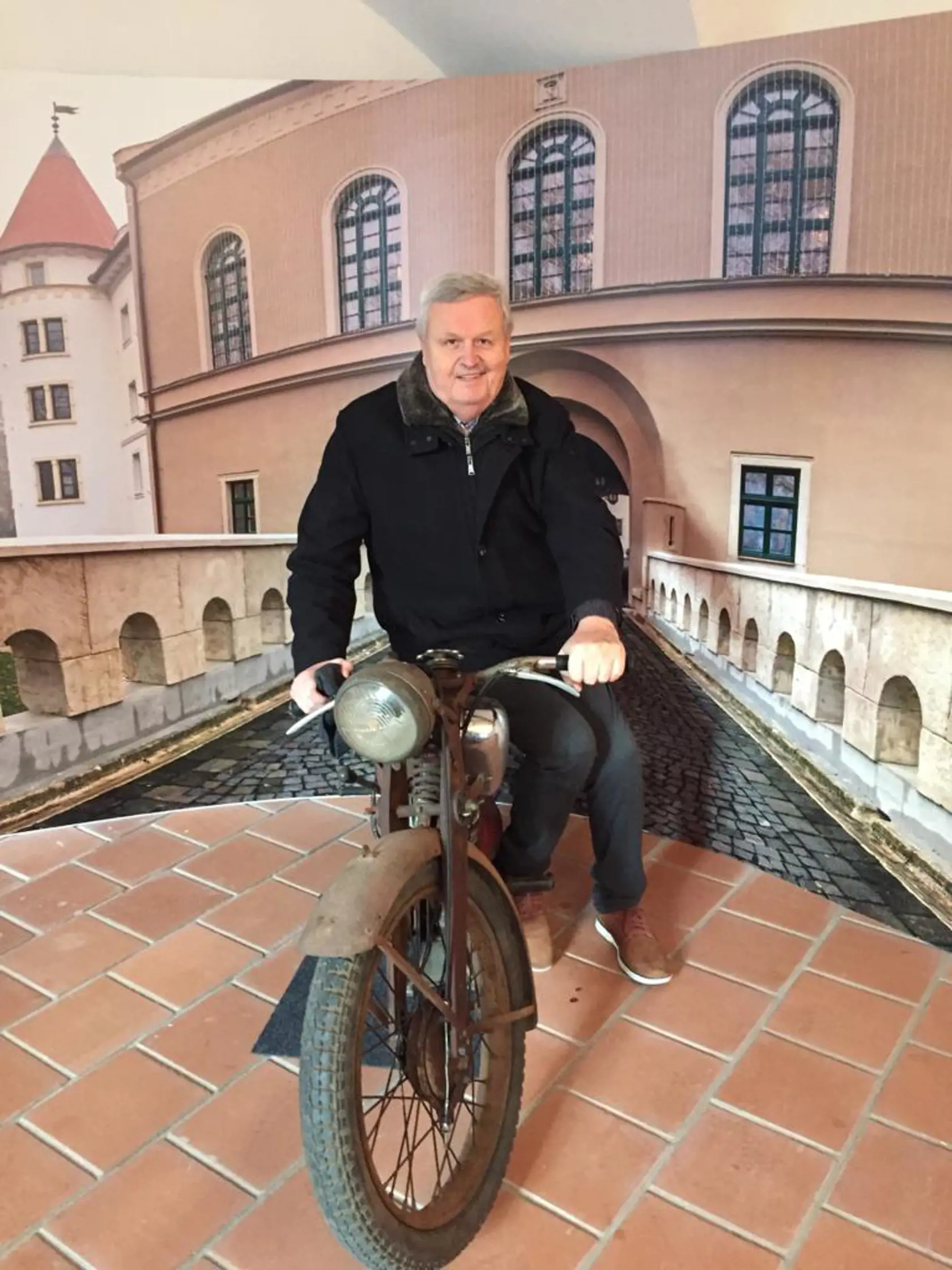 Na starej motorke JAWA, ktorá je súčasťou zámockej expozície motoriek syna Štefana v Pezinku.