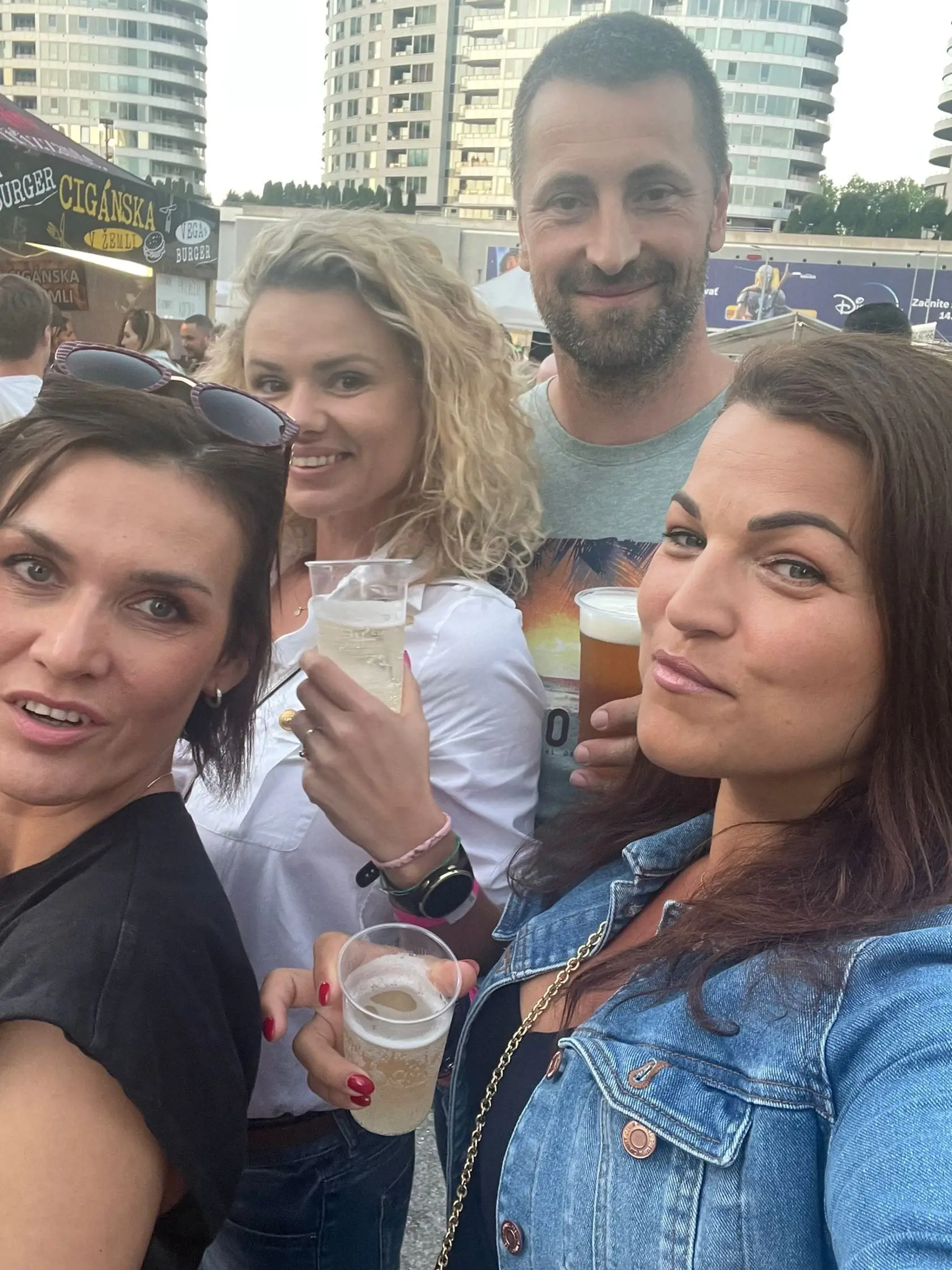 Sám medzi ženami. Politik so svojimi priateľmi a manželkou
