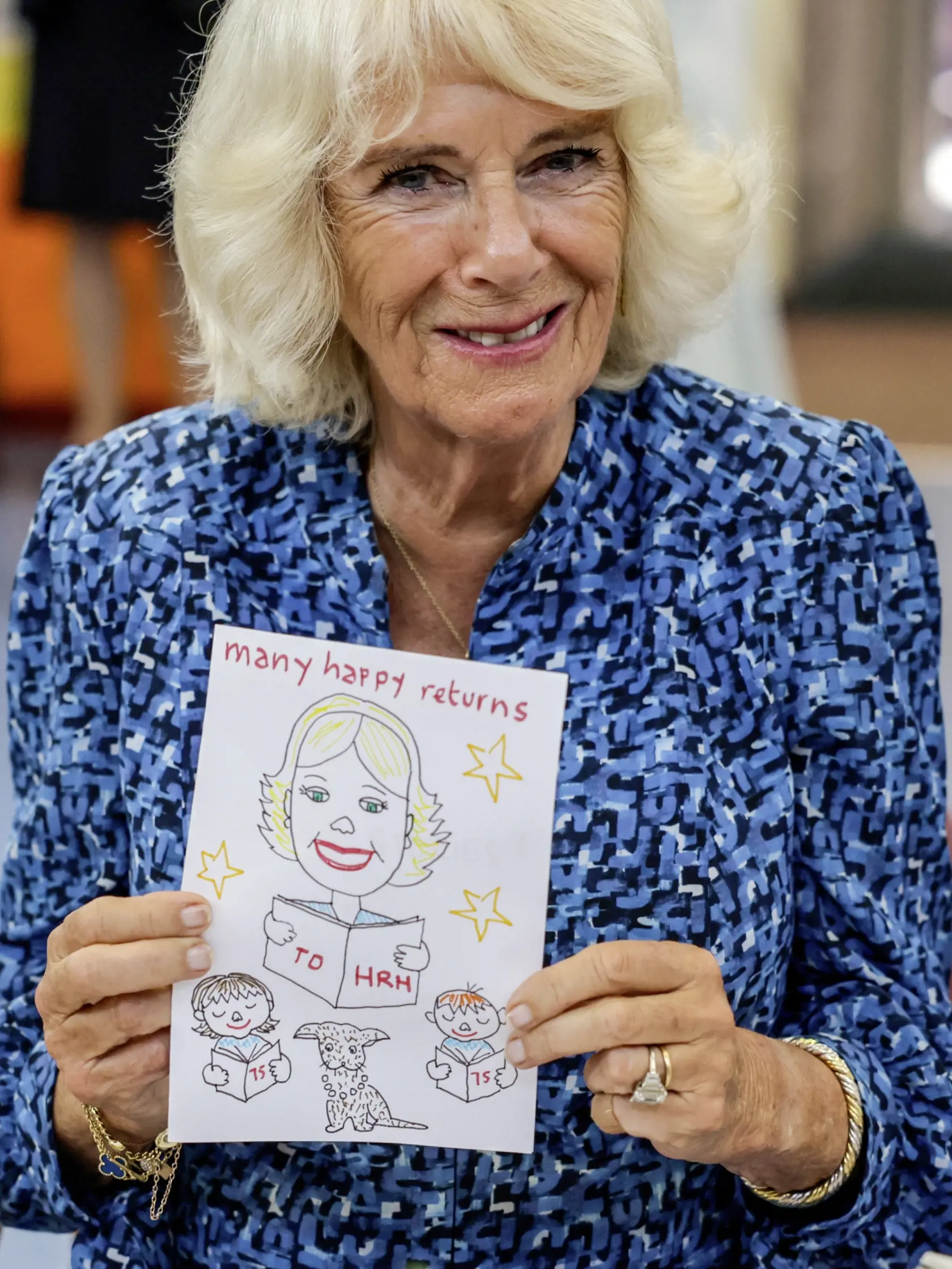 Posledná fotka z návštevy školy v Cornvalli je desivá. Camilla neskutočne zostarla. Jej tvár je plná vrások, a poznačená starobou.