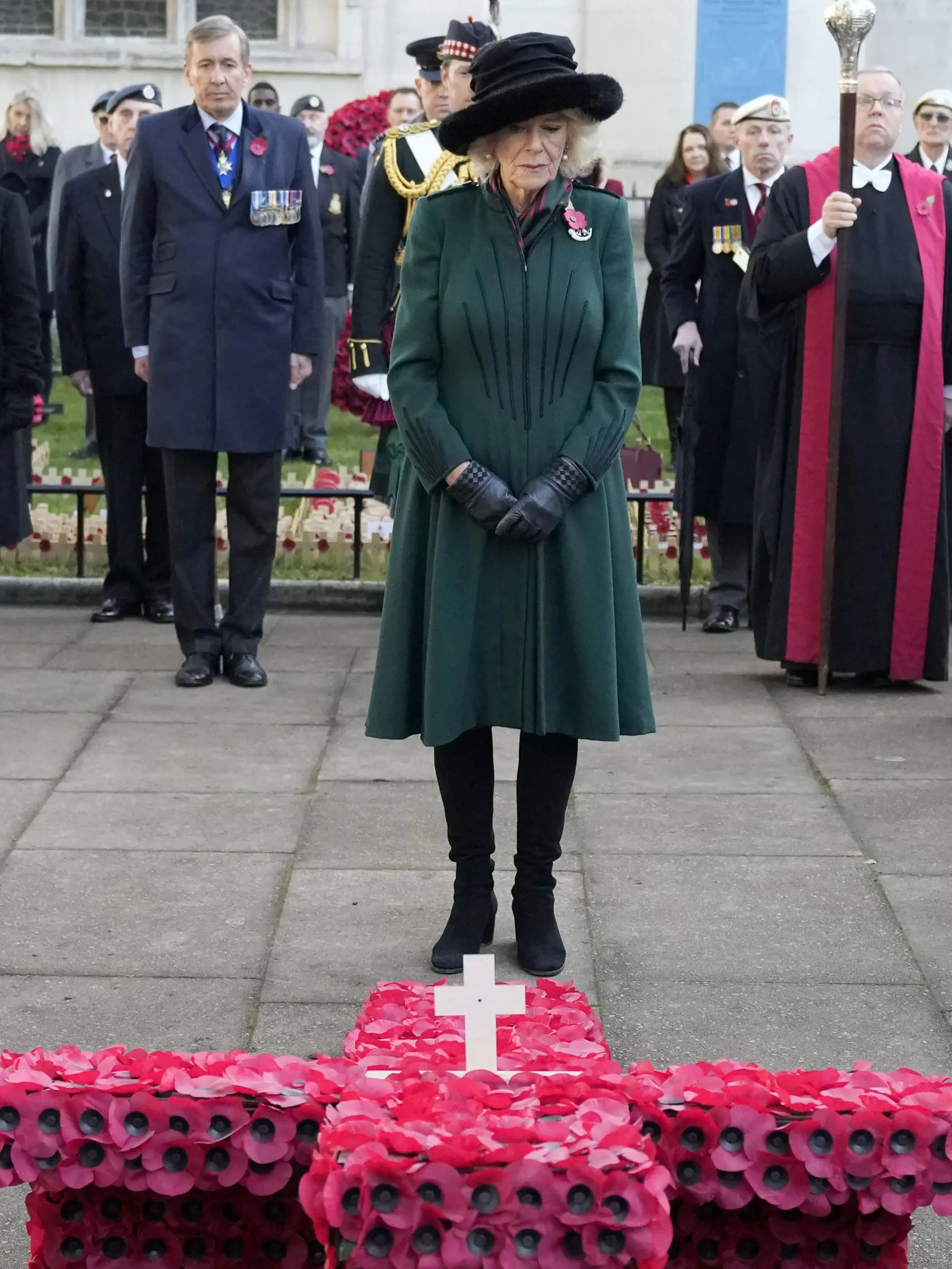 KK28 Londýn - Camilla, vojvodkyňa z Cornwallu, počas návštevy pietneho miesta Pole spomienky pri príležitosti 103. výročia ukončenia prvej svetovej vojny na Westminster Abbey v Londýne 11. novembra 2021. FOTO TASR/AP
Britain's Camilla, Duchess of Cornwall, Patron of the Poppy Factory, looks at tributes as she meets Veterans and representatives from the Armed Forces as she attends the 93rd Field of Remembrance at Westminster Abbey in London, Thursday, Nov. 11, 2021. (AP Photo/Frank Augstein, pool