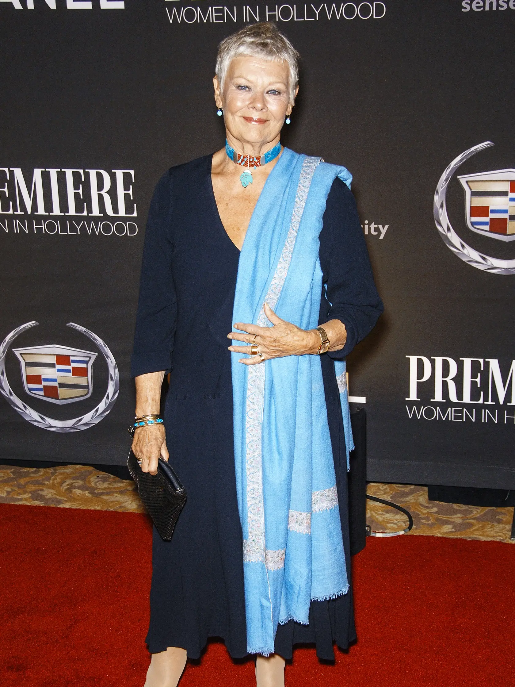 Herečka Judi Dench má vraj s Charlesom k sebe blízko.