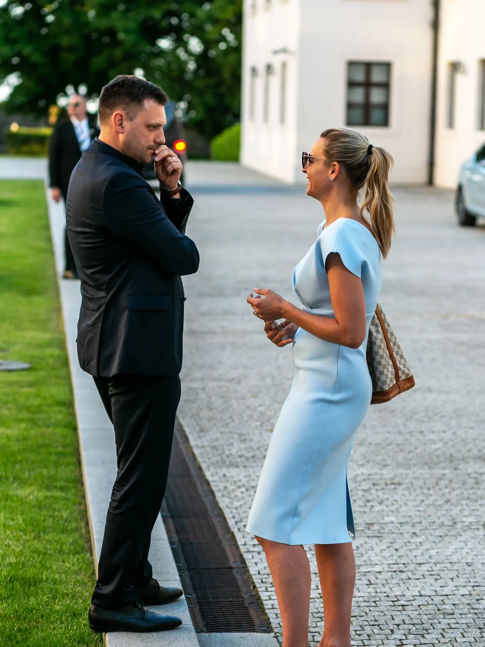 Nášmu fotografovi sa podarilo zachytiť trojicu politikov - Romanu Tabák, Štefana Kuffu aj Tomáša Tarabu ako spoločne debatujú, a vyzerali, že si výborne rozumejú. Objaví sa tak Tabák na kandidátke SNS? "Môžete očakávať, že v politike budem pokračovať a pevne dúfam, že budem spolupracovať s národnou stranou,“ reagovala tajnostkársky na našu otázku Tabák. Na snímke s Tarabom a Štefanom Kuffom, ktorý prišiel vo svojom ikonickom klobúku.