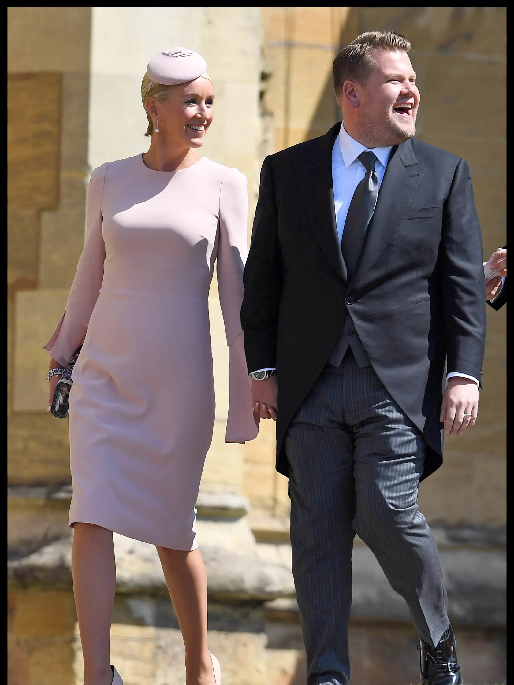 James Corden s manželkou Juliou na svadbe princa Harryho a Meghan Markle. 