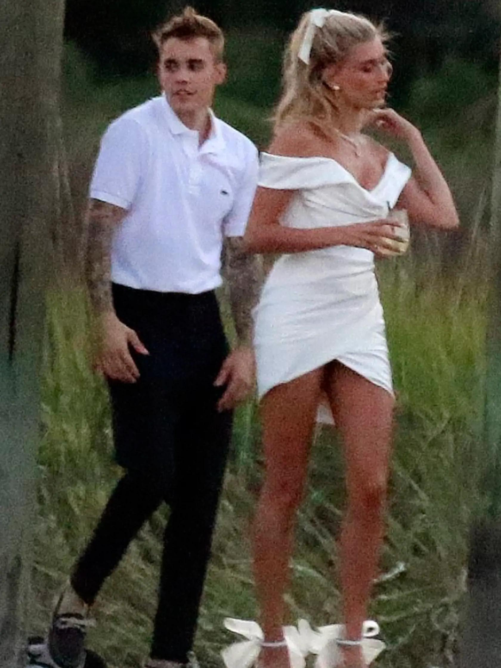 Hailey Baldwin (22) sa na predsvadobný drink navliekla do ultra mini šiat!