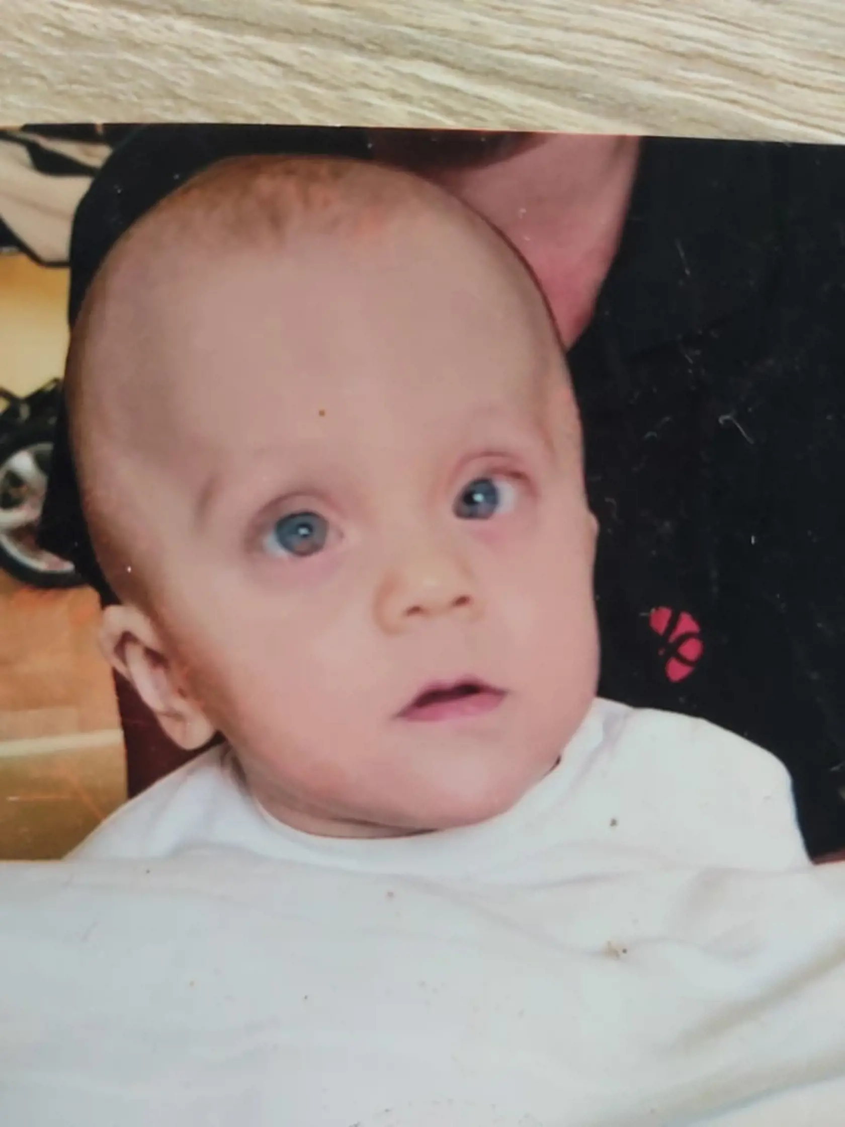 Katka má Westov syndróm, čo je forma epilepsie. Mama Klára sa jej snaží pomôcť všetkými možnými spôsobmi