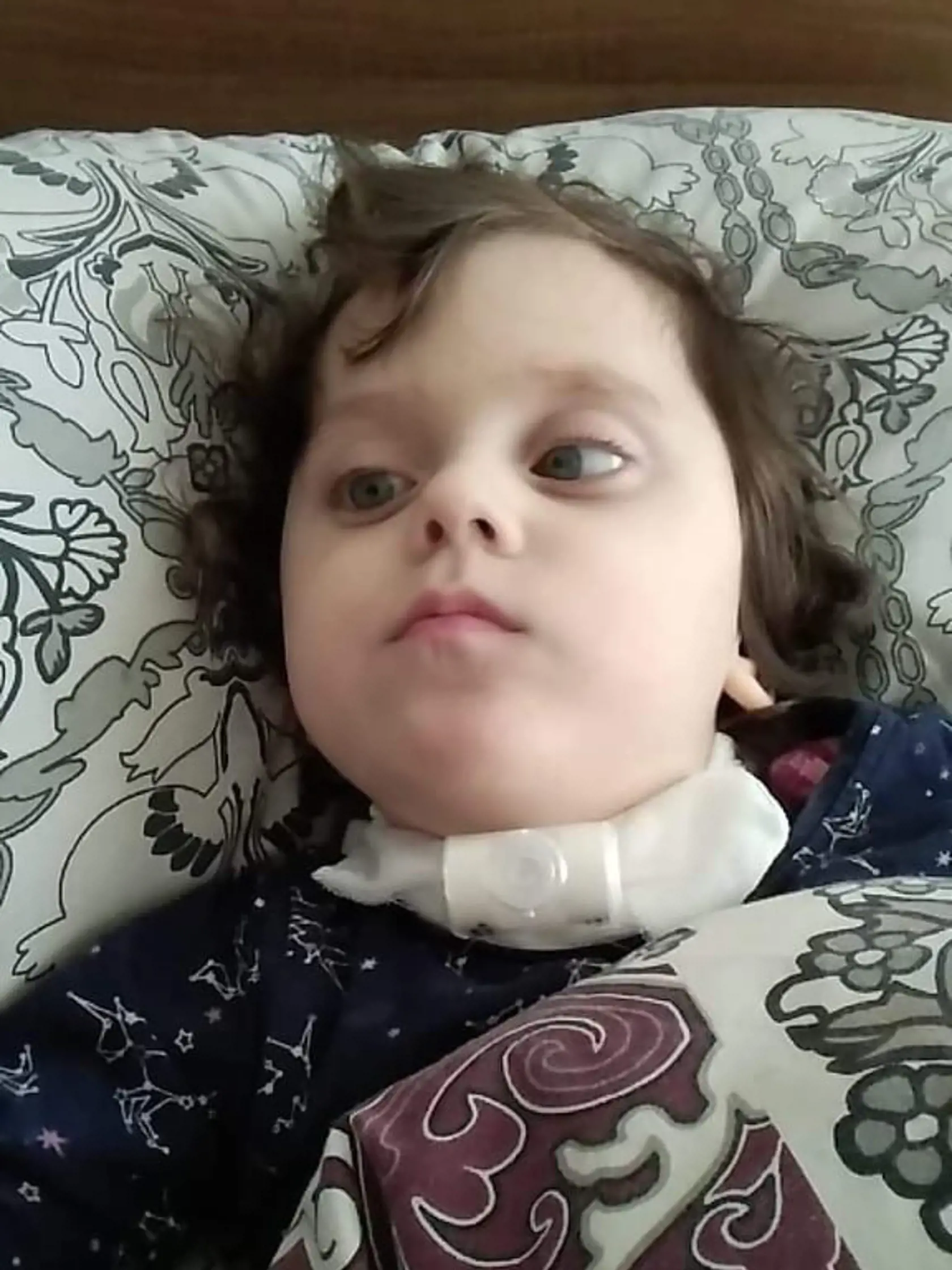 Katka má Westov syndróm, čo je forma epilepsie. Mama Klára sa jej snaží pomôcť všetkými možnými spôsobmi